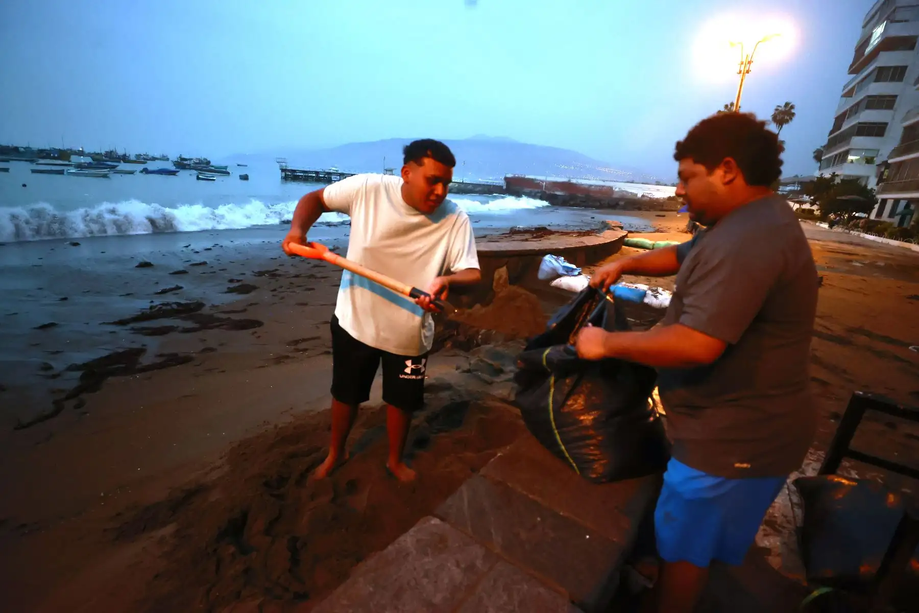 El Instituto Nacional de Defensa Civil (Indeci) dispuso esta tarde el cierre de la bahía de Ancón debido al fuerte oleaje que se registra en el balneario. Brigadas de la Municipalidad de Ancón exhortan a los veraneantes a no acudir a las playas ante el fuerte oleaje registrado en las últimas horas. Los pescadores paralizaron sus labores en el muelle a modo de prevención, vecinos usan costales con arena para evitar el agua entre a las viviendas. Foto: ANDINA/Vidal Tarqui
