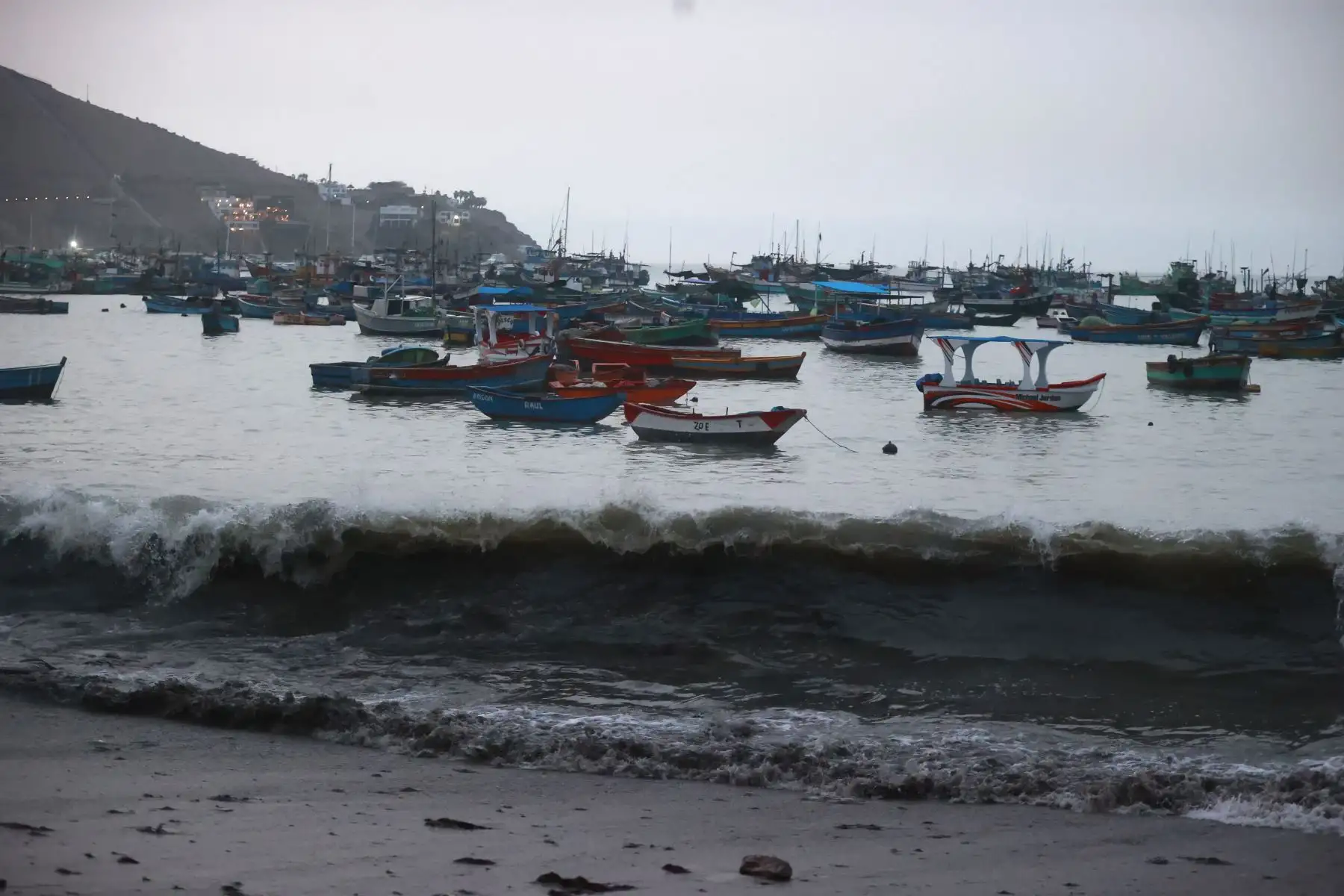 El Instituto Nacional de Defensa Civil (Indeci) dispuso esta tarde el cierre de la bahía de Ancón debido al fuerte oleaje que se registra en el balneario. Brigadas de la Municipalidad de Ancón exhortan a los veraneantes a no acudir a las playas ante el fuerte oleaje registrado en las últimas horas. Los pescadores paralizaron sus labores en el muelle a modo de prevención, vecinos usan costales con arena para evitar el agua entre a las viviendas. Foto: ANDINA/Vidal Tarqui