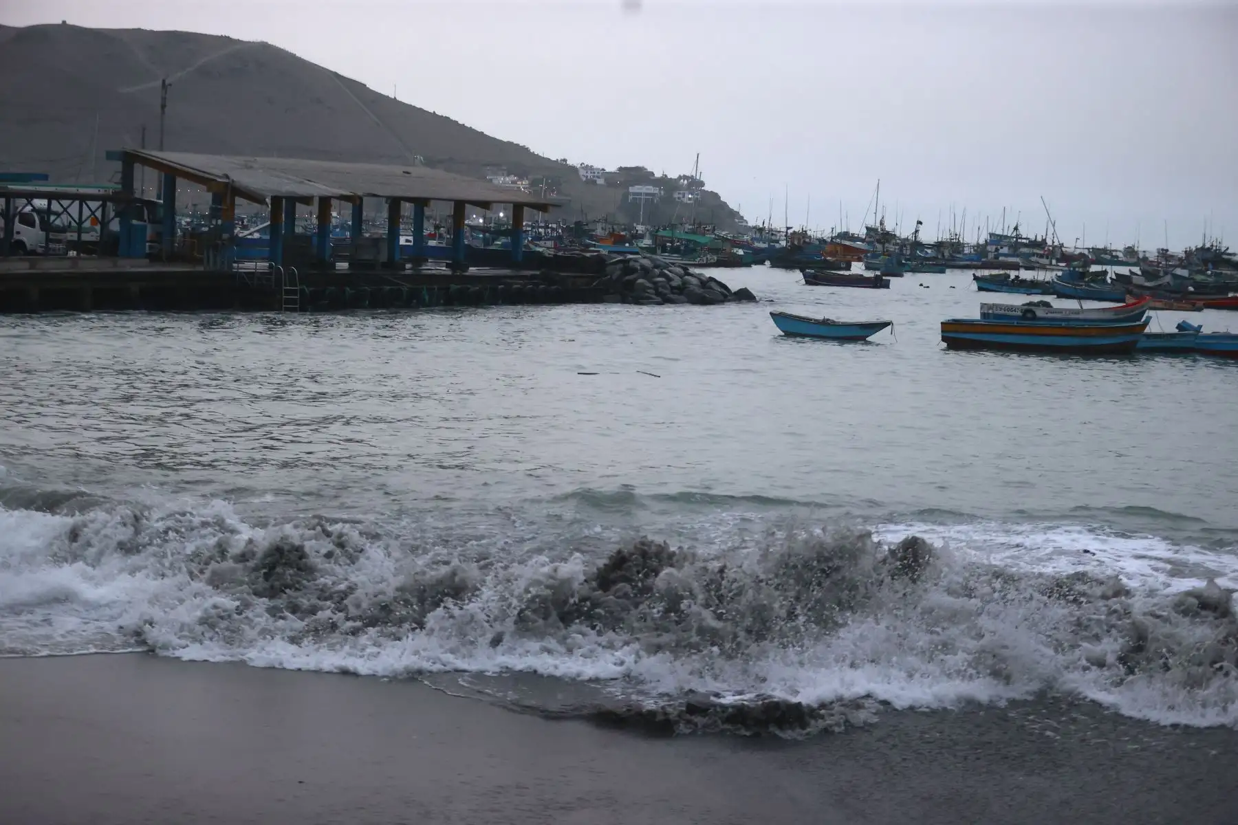 El Instituto Nacional de Defensa Civil (Indeci) dispuso esta tarde el cierre de la bahía de Ancón debido al fuerte oleaje que se registra en el balneario. Brigadas de la Municipalidad de Ancón exhortan a los veraneantes a no acudir a las playas ante el fuerte oleaje registrado en las últimas horas. Los pescadores paralizaron sus labores en el muelle a modo de prevención, vecinos usan costales con arena para evitar el agua entre a las viviendas. Foto: ANDINA/Vidal Tarqui