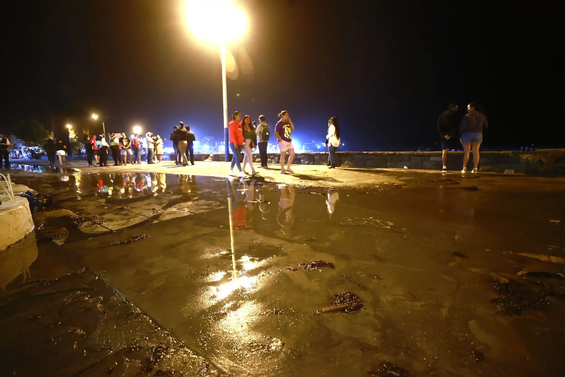 El Instituto Nacional de Defensa Civil (Indeci) dispuso esta tarde el cierre de la bahía de Ancón debido al fuerte oleaje que se registra en el balneario. Brigadas de la Municipalidad de Ancón exhortan a los veraneantes a no acudir a las playas ante el fuerte oleaje registrado en las últimas horas. Los pescadores paralizaron sus labores en el muelle a modo de prevención, vecinos usan costales con arena para evitar el agua entre a las viviendas. Foto: ANDINA/Vidal Tarqui