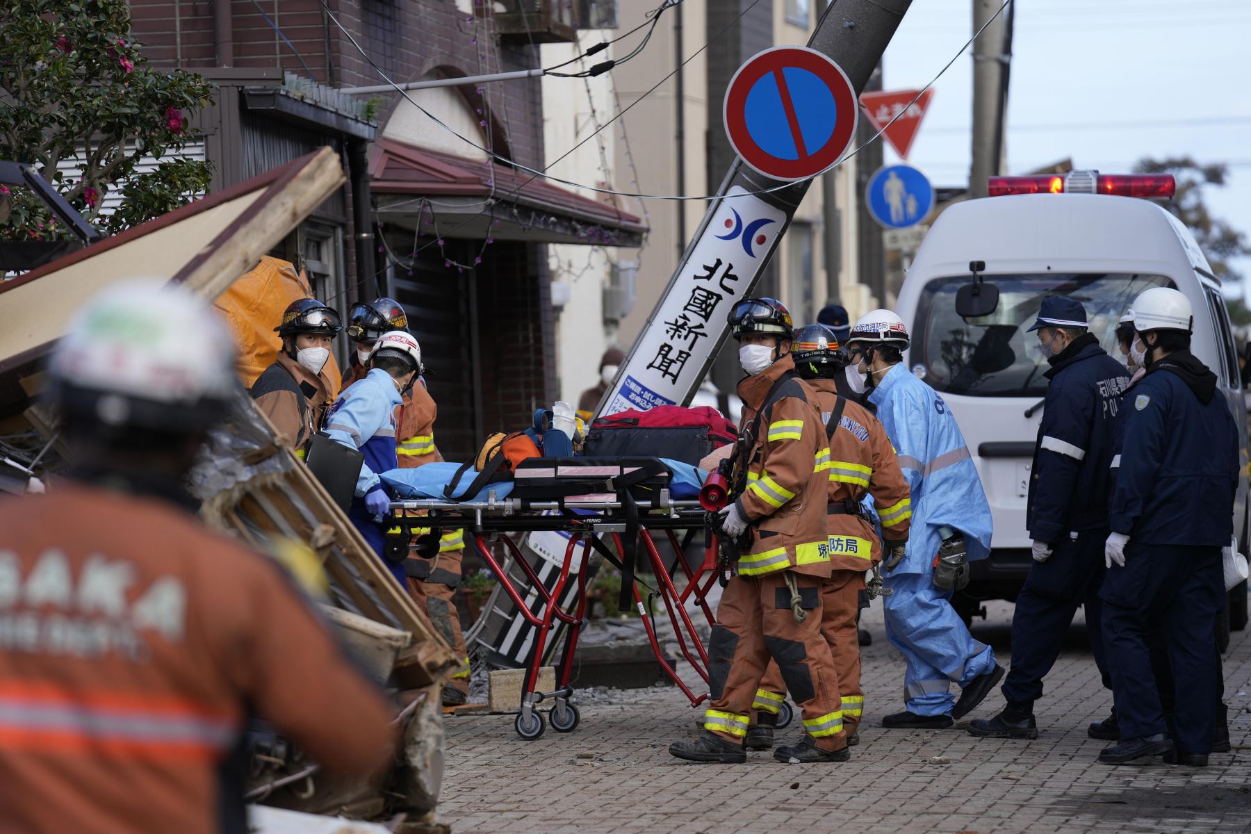 Cuadrillas de rescate se movilizan en los alrededores de viviendas colapsadas tras el terremoto que sacudió la zona de Wajima, en Japón. Foto: EFE.