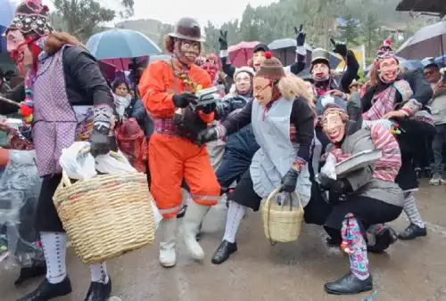 La alegría y el jolgorio hacen su entrada triunfal a la ciudad de Huancavelica embarcados sobre los rieles del histórico “Tren macho” para celebrar la tradicional y emblemática festividad del Niño Reyes o “Niño Occe”.