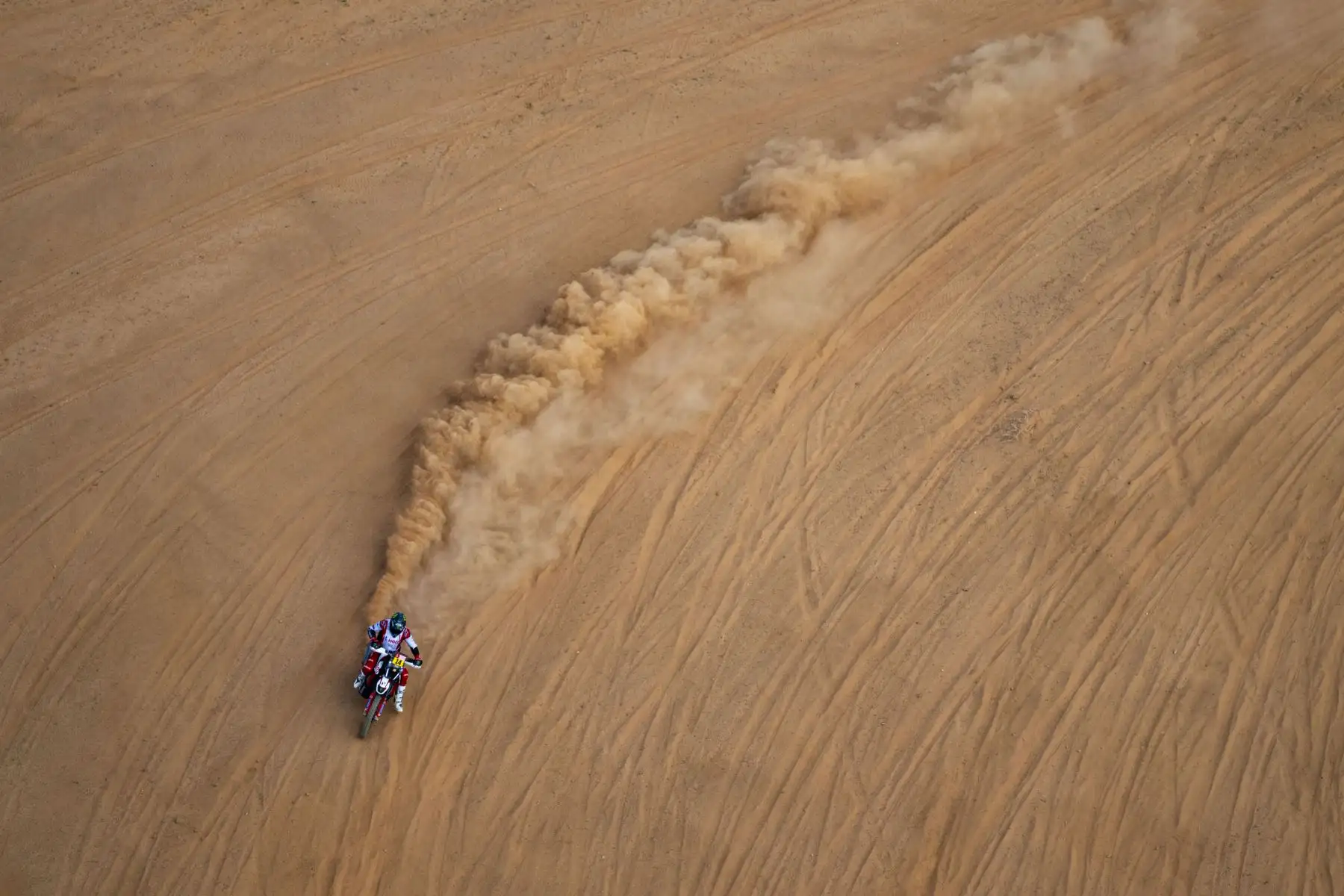 El motociclista alemán Sebastian Buhler del Hero Motosport Team Rally participa durante la etapa prólogo del Rally Dakar 2024, entre Al-Ula y Al-Ula, Arabia Saudita. Foto: ANDINA/AFP