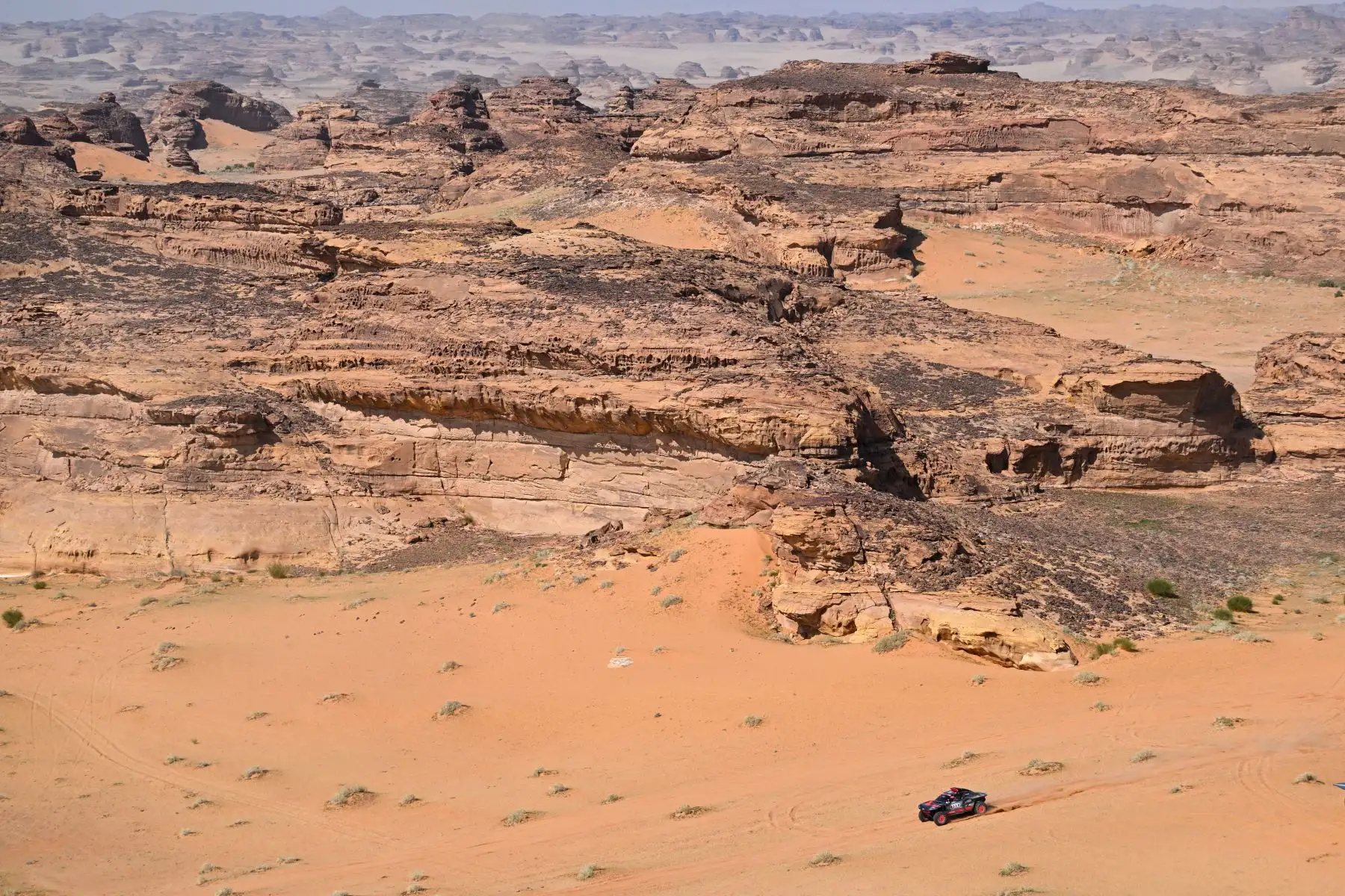 El piloto sueco de Audi Mattias Ekstrom y su copiloto sueco Emil Bergkvist conducen su coche durante la etapa prólogo antes del rally Dakar 2024 en Al-Ula, Arabia Saudita. Foto: ANDINA/AFP