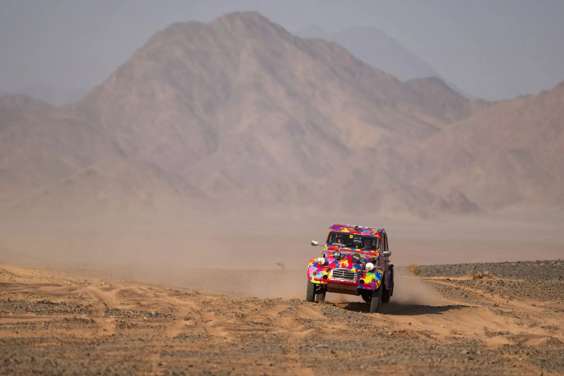 La conductora del Citroen 2CV, la checa Barbora Holicka, y su copiloto Lucie Engova conducen su coche durante la etapa prólogo antes del rally Dakar 2024 en Al-Ula, Arabia Saudita. Foto: ANDINA/AFP