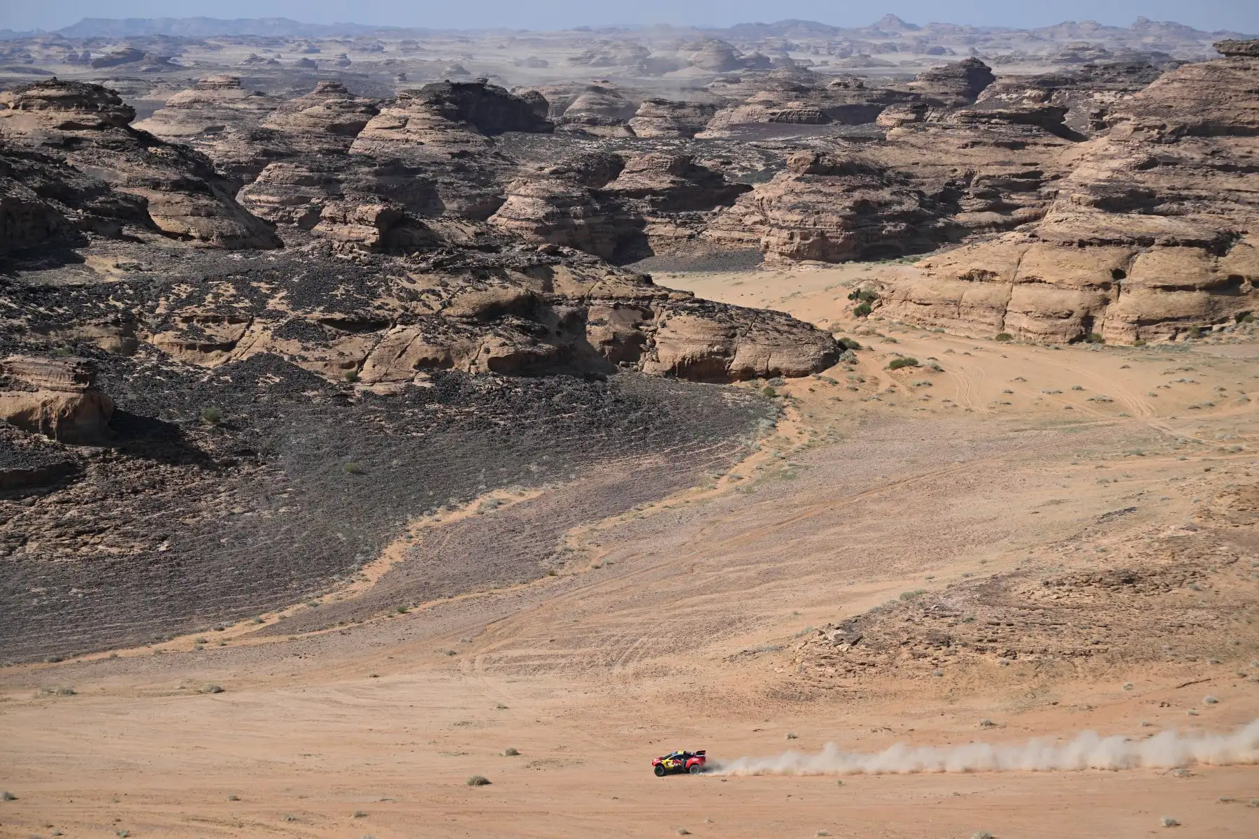 El piloto francés de Prodrive, Sebastien Loeb, y su copiloto belga, Fabian Lurquin, conducen su coche durante la etapa prólogo antes del rally Dakar 2024 en Al-Ula, Arabia Saudita. Foto: ANDINA/AFP