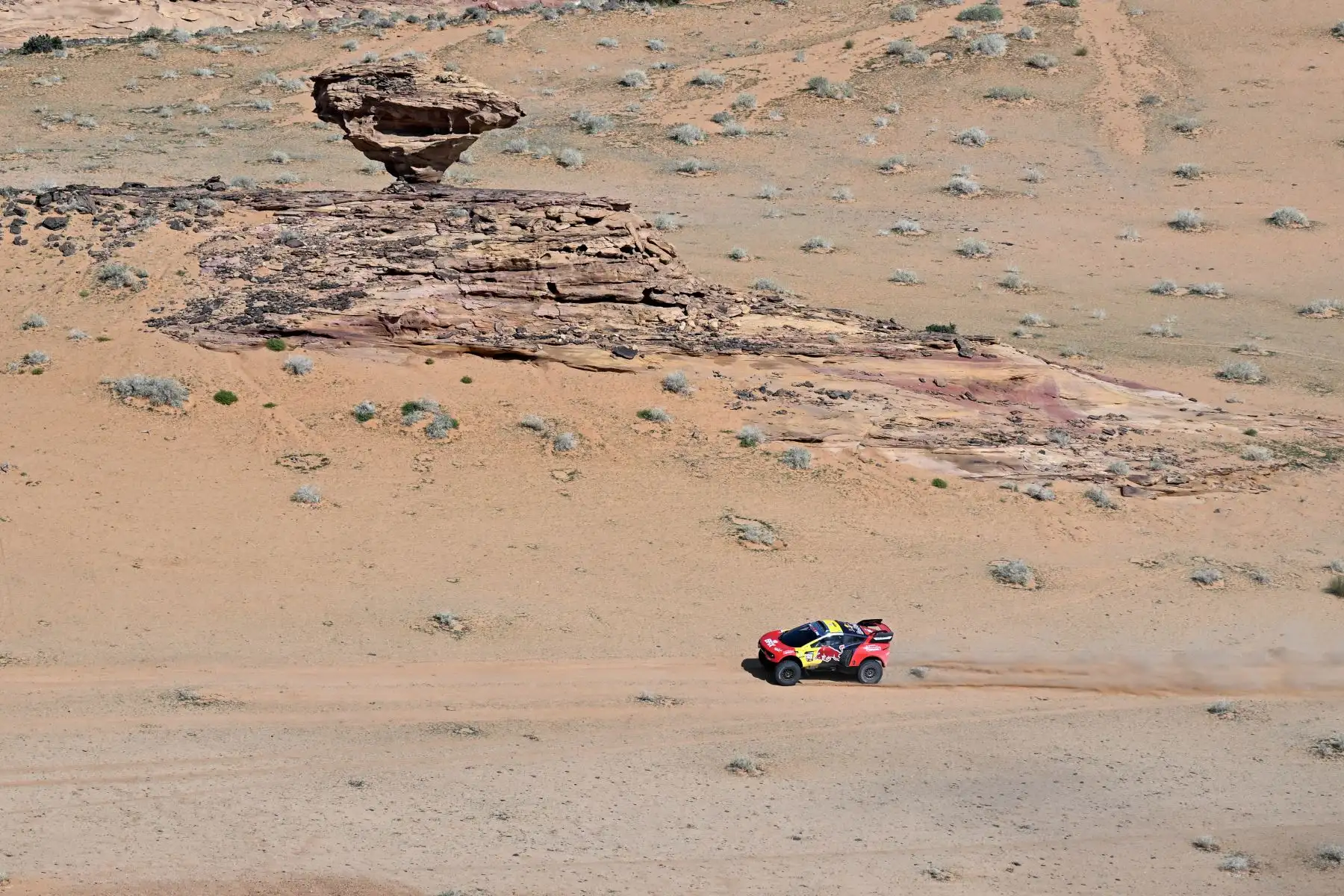 El piloto francés de Prodrive, Sebastien Loeb, y su copiloto belga, Fabian Lurquin, conducen su coche durante la etapa prólogo antes del rally Dakar 2024 en Al-Ula, Arabia Saudita. Foto: ANDINA/ AFP