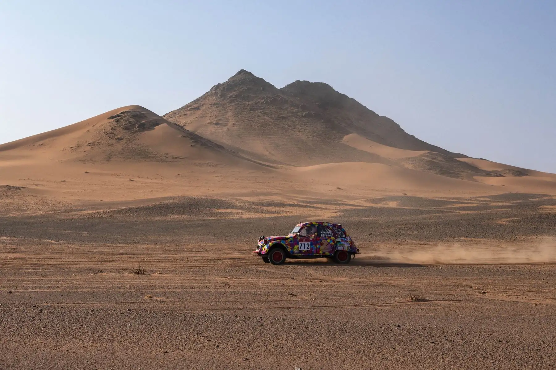 La conductora del Citroen 2CV, la checa Barbora Holicka, y su copiloto Lucie Engova conducen su coche durante la etapa prólogo antes del rally Dakar 2024 en Al-Ula, Arabia Saudita. Foto: ANDINA/AFP