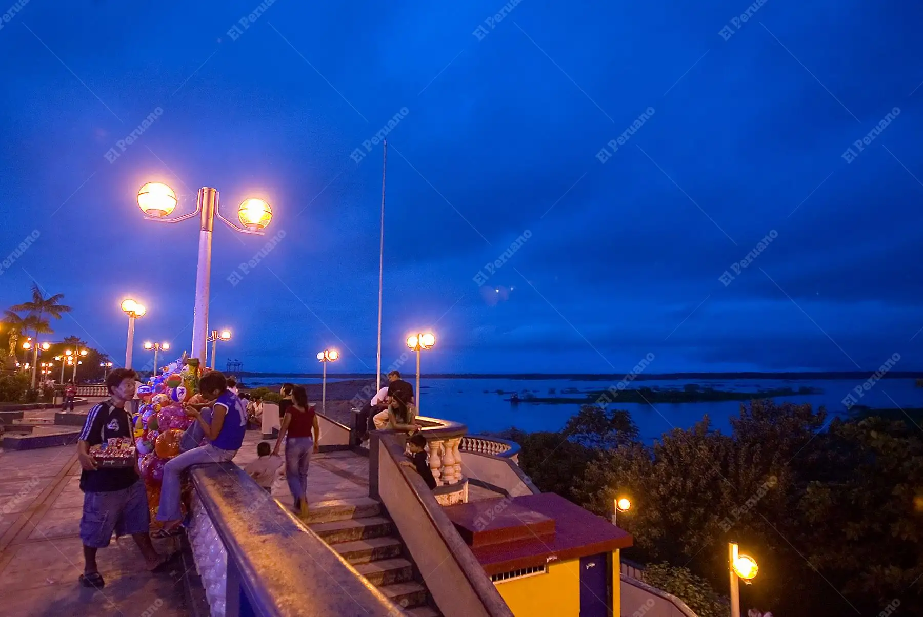 Loreto - 20 marzo - 2008 / Vista nocturna del malecón de Iquitos y el río Amazonas en Iquitos. Foto: Diario Oficial El Peruano / Alberto Orbegoso