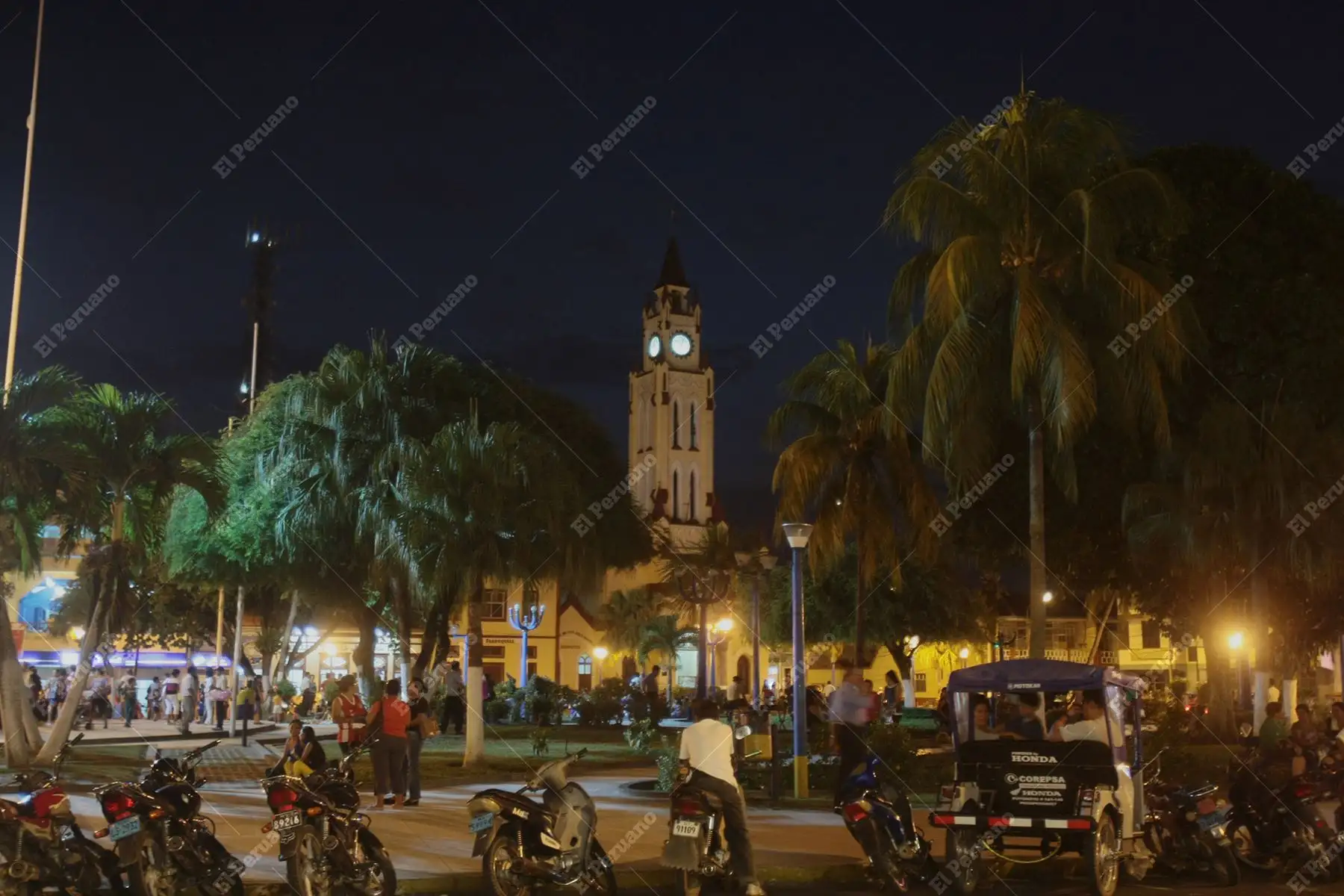 Loreto - 25 setiembre 2012 / La Plaza de Armas de Iquitos de noche. Foto: Diario Oficial El Peruano / Juan Carlos Guzmán