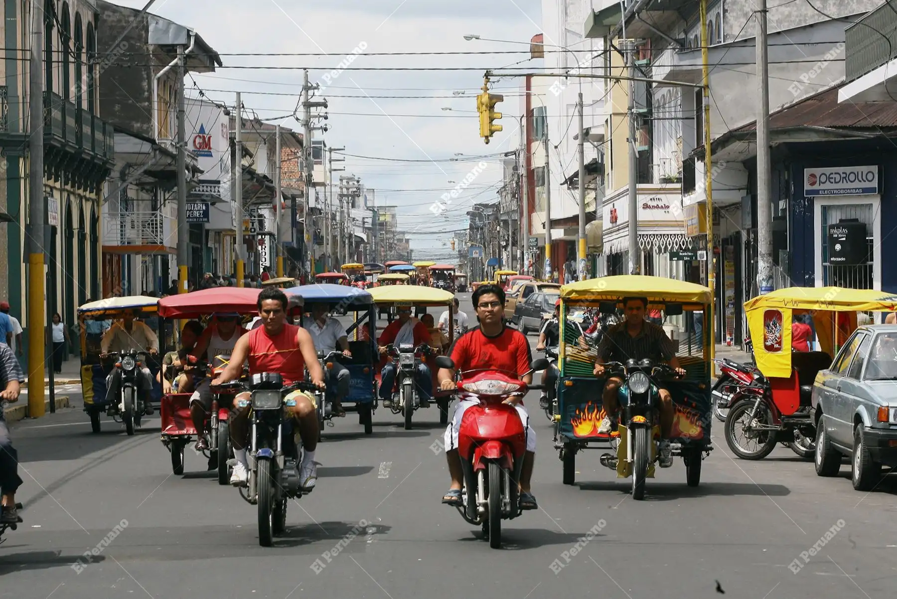 Loreto - 19 marzo 2007 / Paisaje urbano de Iquitos con motociclictas y motataxistas en las principales calles de la ciudad. Foto: Diario Oficial El Peruano / Carlos Lezama
