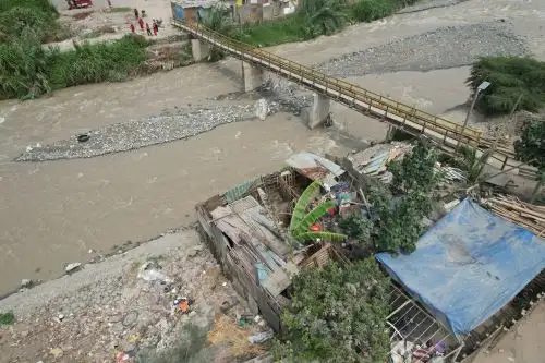 Puente Cruz de Motupe que conecta Puente Piedra y Comas. Vía peatonal cruza el río Chillón. Foto: ANDINA/Juan Carlos Guzmán