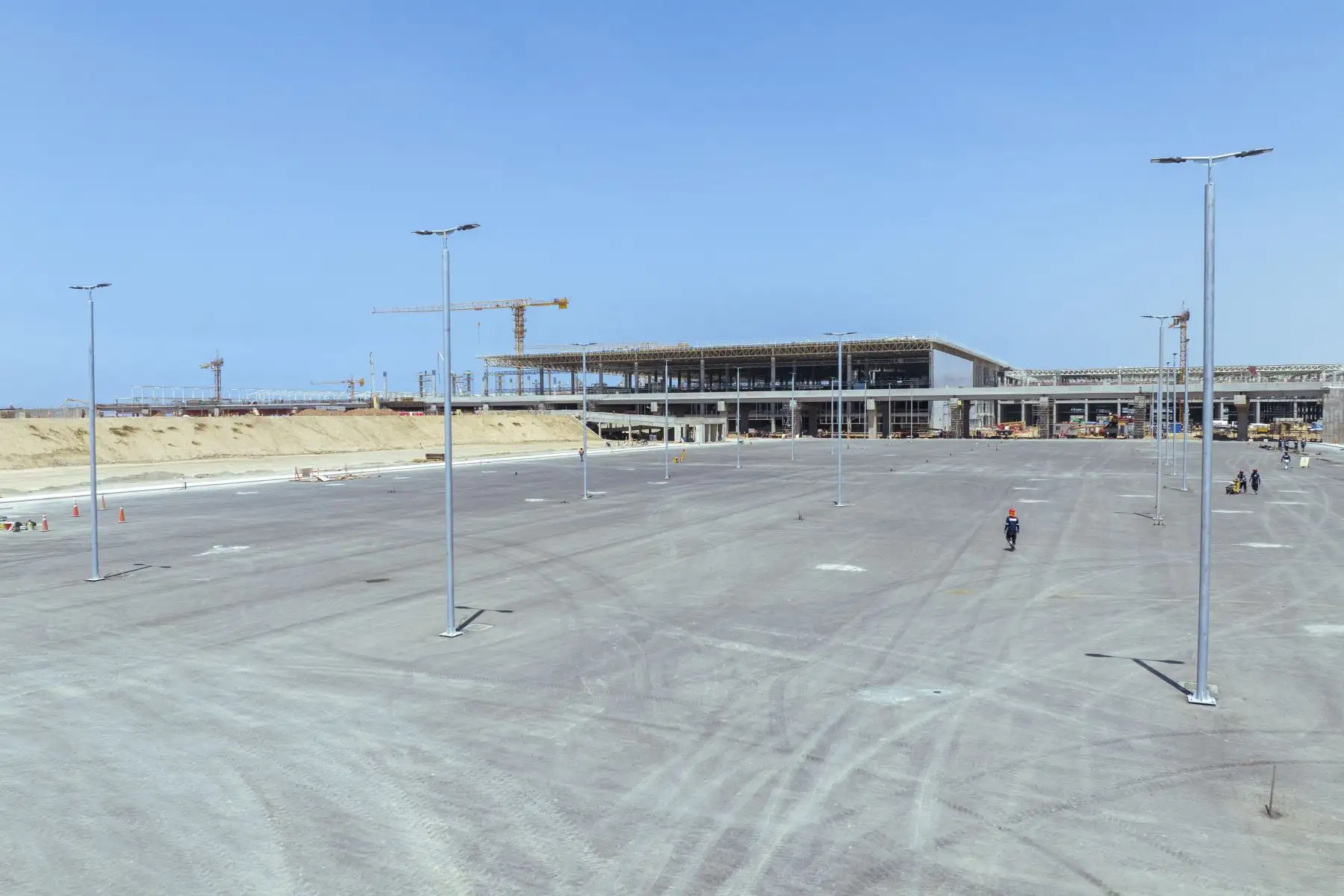 Al cierre del año 2023, las obras del terminal único han alcanzado un significativo 70% de avance. Este logro se traduce en el cumplimiento de importantes hitos constructivos de este año, como la implementación de las primeras mangas de abordaje, el sistema de equipajes de última generación, el viaducto de acceso vehicular, inicio de asfaltado de áreas de estacionamiento y vías de acceso, así como la instalación de acabados internos, mejoras que ofrecerán al pasajero una experiencia de viaje de clase mundia