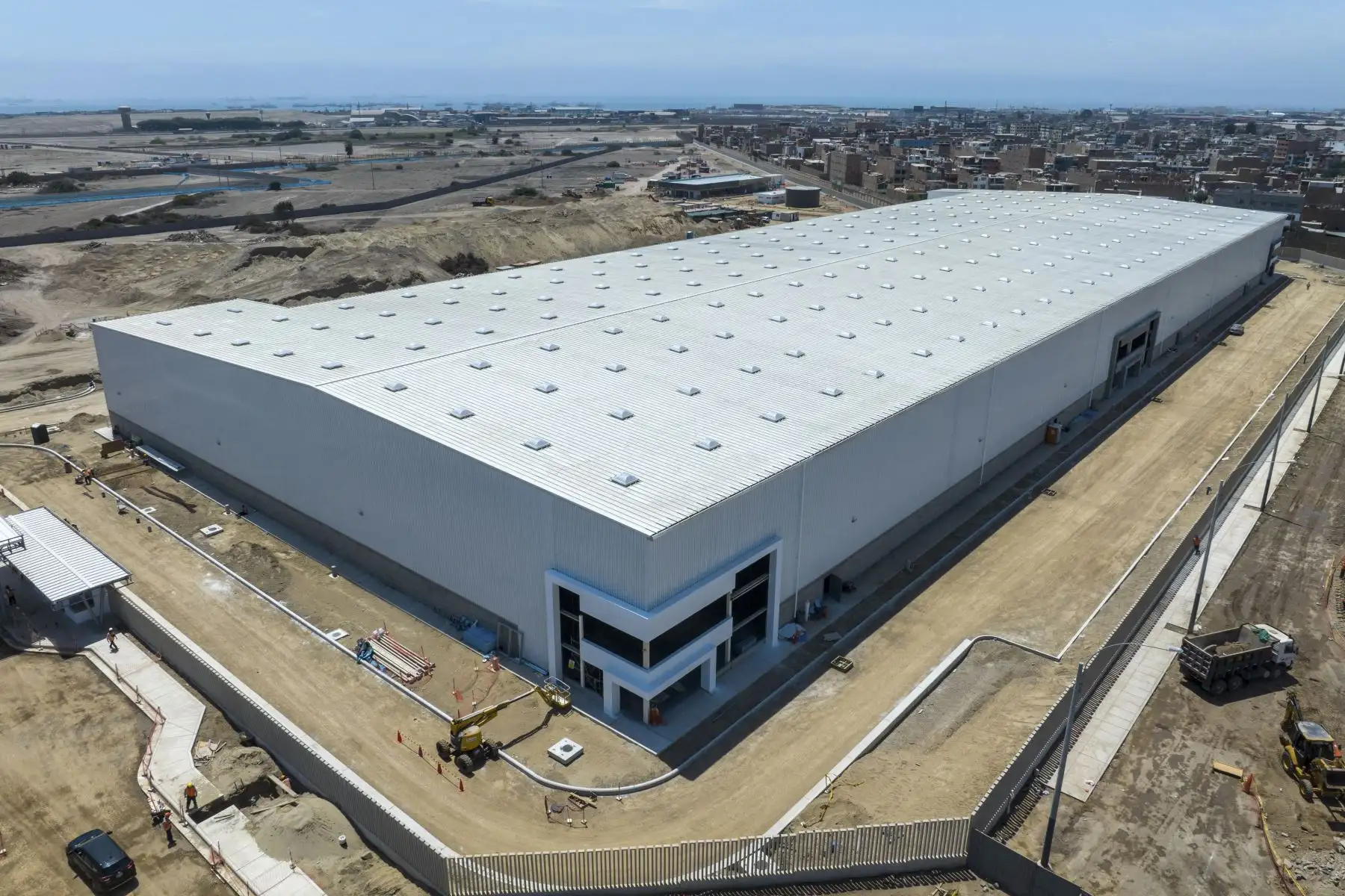 El primer trimestre del 2024 marcará el inicio de operaciones del Parque Logístico Callao, primer proyecto comercial de la nueva Ciudad Aeropuerto Jorge Chávez en implementarse. Este proyecto, concebido con un enfoque logístico avanzado, fortalecerá la conectividad y la cadena de suministro, contribuyendo al crecimiento económico y la competitividad de la región.
 Foto: ANDINA/LAP