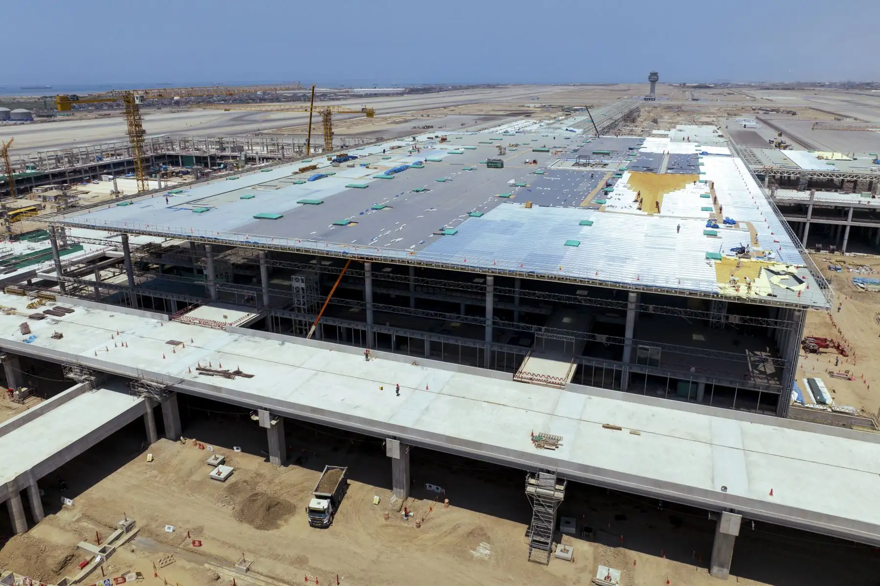 Al cierre del año 2023, las obras del terminal único han alcanzado un significativo 70% de avance. Este logro se traduce en el cumplimiento de importantes hitos constructivos de este año, como la implementación de las primeras mangas de abordaje, el sistema de equipajes de última generación, el viaducto de acceso vehicular, inicio de asfaltado de áreas de estacionamiento y vías de acceso, así como la instalación de acabados internos, mejoras que ofrecerán al pasajero una experiencia de viaje de clase mundia