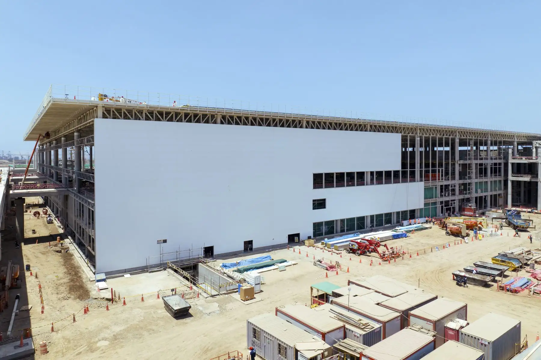 Al cierre del año 2023, las obras del terminal único han alcanzado un significativo 70% de avance. Este logro se traduce en el cumplimiento de importantes hitos constructivos de este año, como la implementación de las primeras mangas de abordaje, el sistema de equipajes de última generación, el viaducto de acceso vehicular, inicio de asfaltado de áreas de estacionamiento y vías de acceso, así como la instalación de acabados internos, mejoras que ofrecerán al pasajero una experiencia de viaje de clase mundia