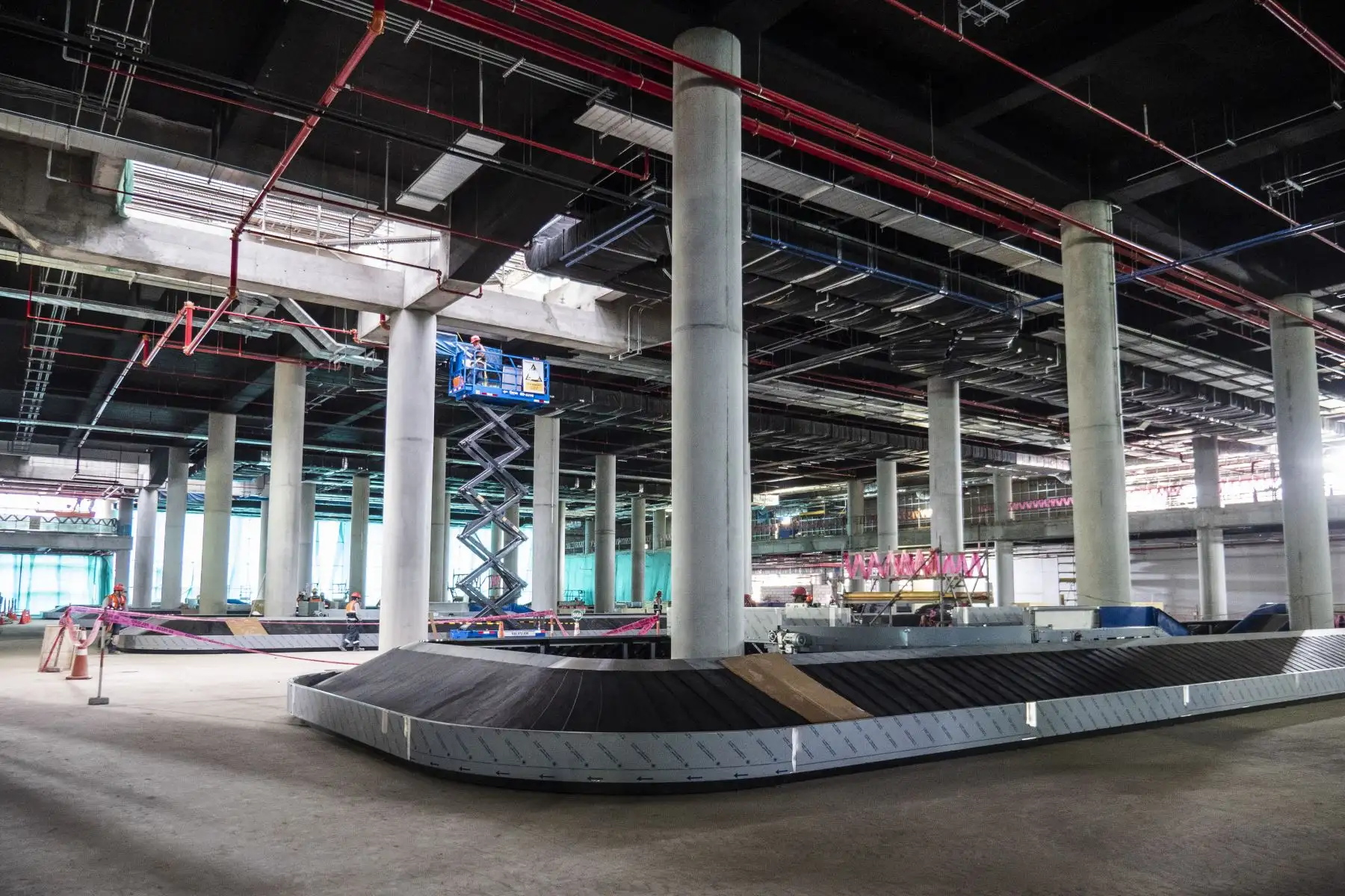 Lima Airport Partners (LAP), operador del Aeropuerto Internacional Jorge Chávez, anunció que el nuevo Aeropuerto Internacional Jorge Chávez estará listo para operar a partir de diciembre del 2024. Este importante hito marca el cierre exitoso del Proyecto de Ampliación del primer aeropuerto del Perú, que a inicios del 2025 contará con una capacidad para atender anualmente a 30 millones de pasajeros, fortaleciendo la posición del Jorge Chávez como un hub clave en la región.
 Foto: ANDINA/LAP