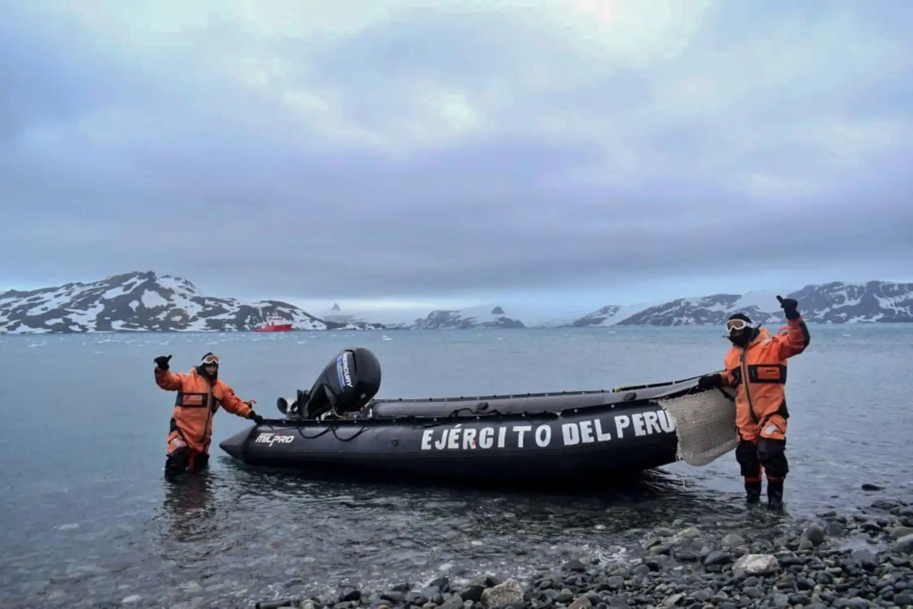 su llegada, fue recibido por personal expedicionario del Ejército del Perú, que se encuentra en la base, quienes posteriormente desembarcaron del buque provisiones, materiales y equipos, así como a equipo científico que realizará estudios e investigación en dicho continente.
Foto: ANDINA/MINDEF