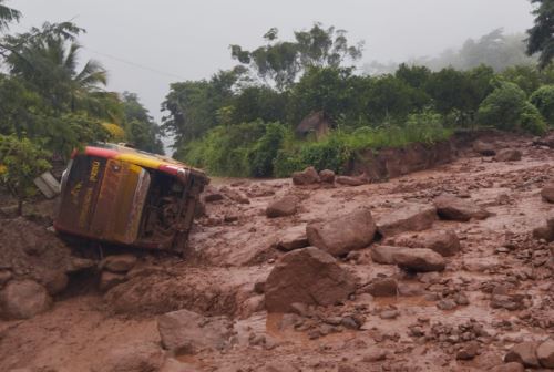 Un bus de transporte interprovincial con varios pasajeros en su interior fue arrastrado por un huaico generado por las intensas lluvias estacionales que se registran en el distrito de Perené de la provincia de Chanchamayo, departamento de Junín.