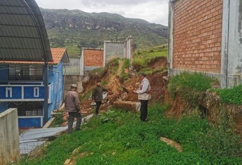 Cerco perimétrico de colegio colapsa en Huari debido a deslizamiento provocado por lluvias intensas