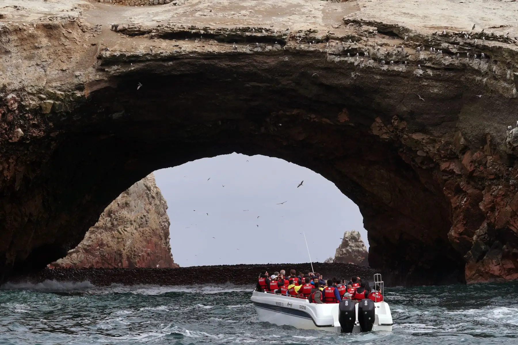 Parte del histórico muelle fiscal, ubicado en ciudad de Pisco, en la región Ica fue destruida por el fuerte oleaje que afecta casi todo el litoral peruano en los últimos días y continuará hasta el domingo 7. Foto: Difusión