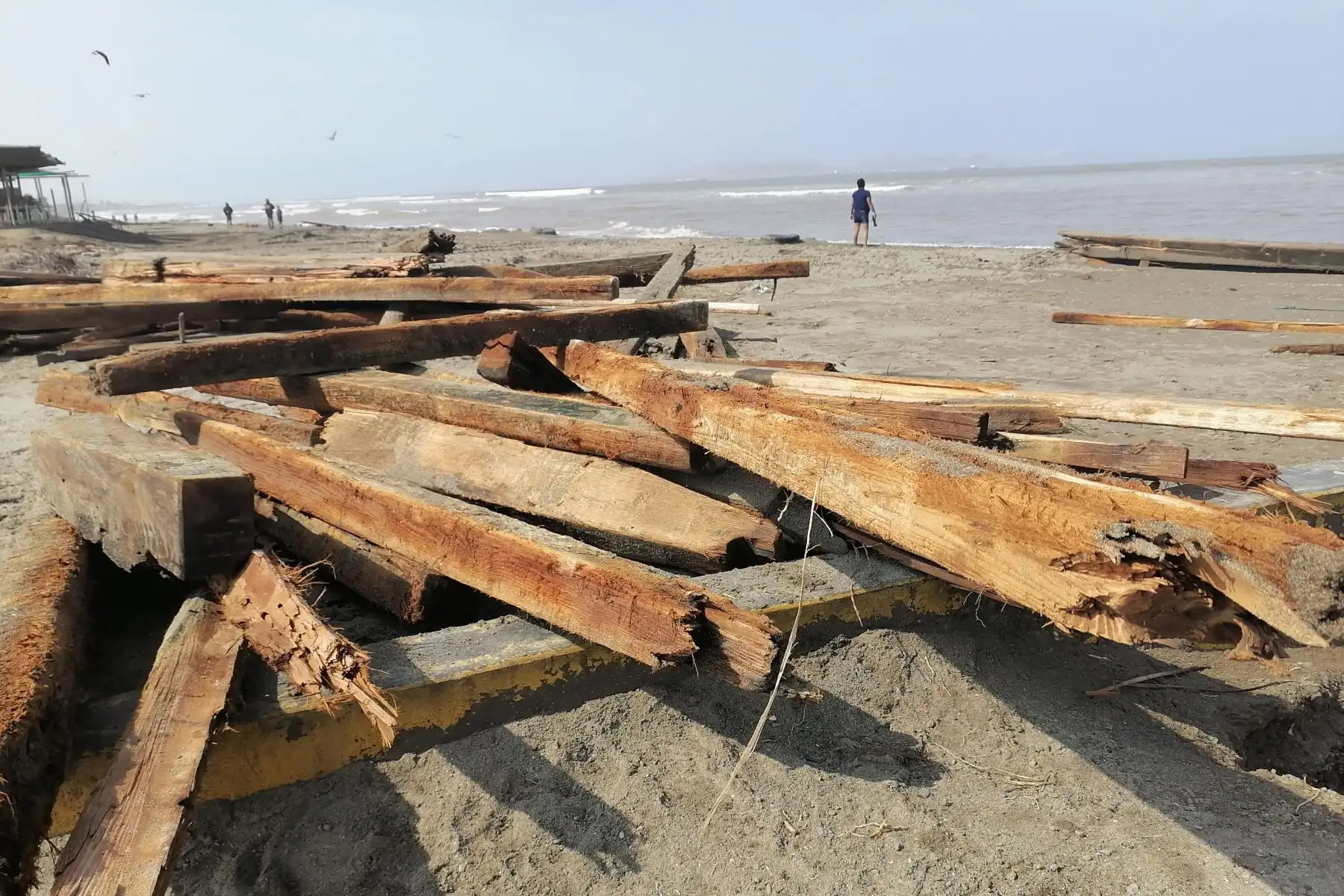 Parte del histórico muelle fiscal, ubicado en ciudad de Pisco, en la región Ica fue destruida por el fuerte oleaje que afecta casi todo el litoral peruano en los últimos días y continuará hasta el domingo 7. Foto: Difusión