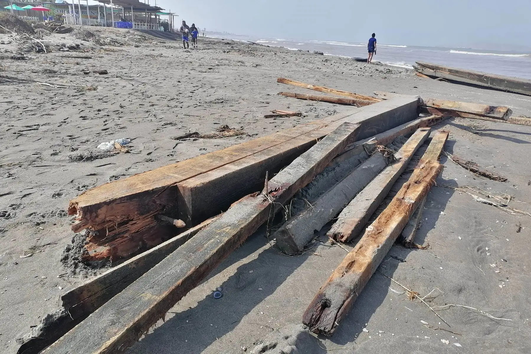 Parte del histórico muelle fiscal, ubicado en ciudad de Pisco, en la región Ica fue destruida por el fuerte oleaje que afecta casi todo el litoral peruano en los últimos días y continuará hasta el domingo 7. Foto: Difusión