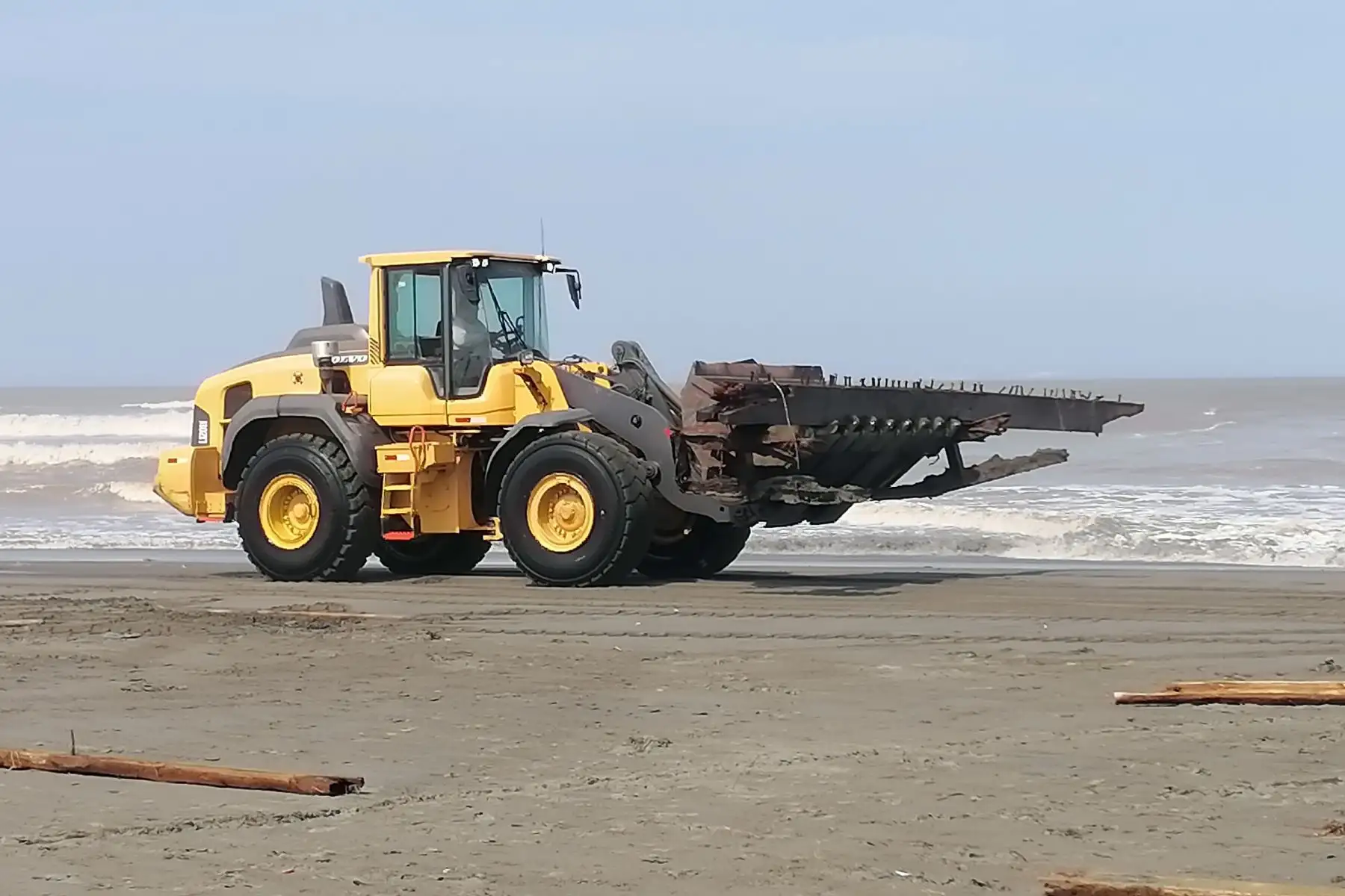 Parte del histórico muelle fiscal, ubicado en ciudad de Pisco, en la región Ica fue destruida por el fuerte oleaje que afecta casi todo el litoral peruano en los últimos días y continuará hasta el domingo 7. Foto: Difusión
