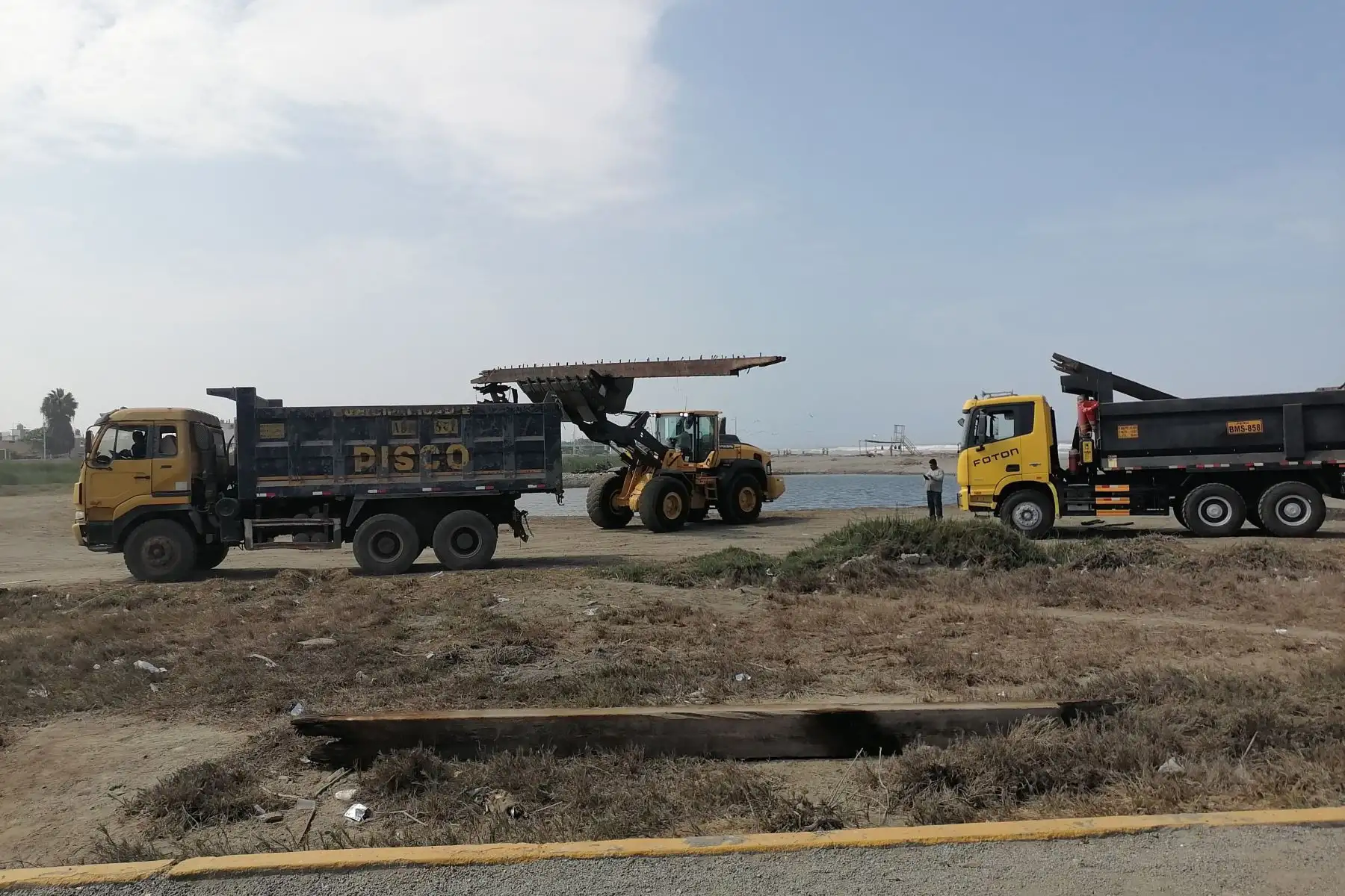 Parte del histórico muelle fiscal, ubicado en ciudad de Pisco, en la región Ica fue destruida por el fuerte oleaje que afecta casi todo el litoral peruano en los últimos días y continuará hasta el domingo 7. Foto: Difusión