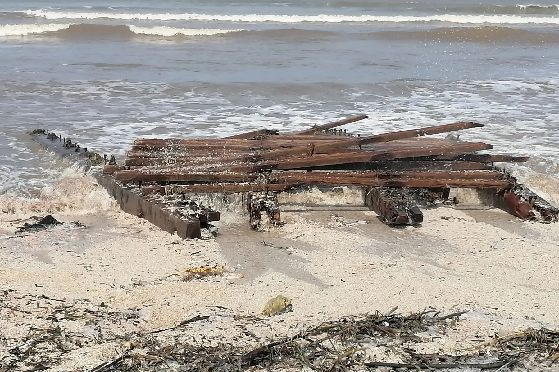 Parte del histórico muelle fiscal, ubicado en ciudad de Pisco, en la región Ica fue destruida por el fuerte oleaje que afecta casi todo el litoral peruano en los últimos días y continuará hasta el domingo 7. Foto: Difusión