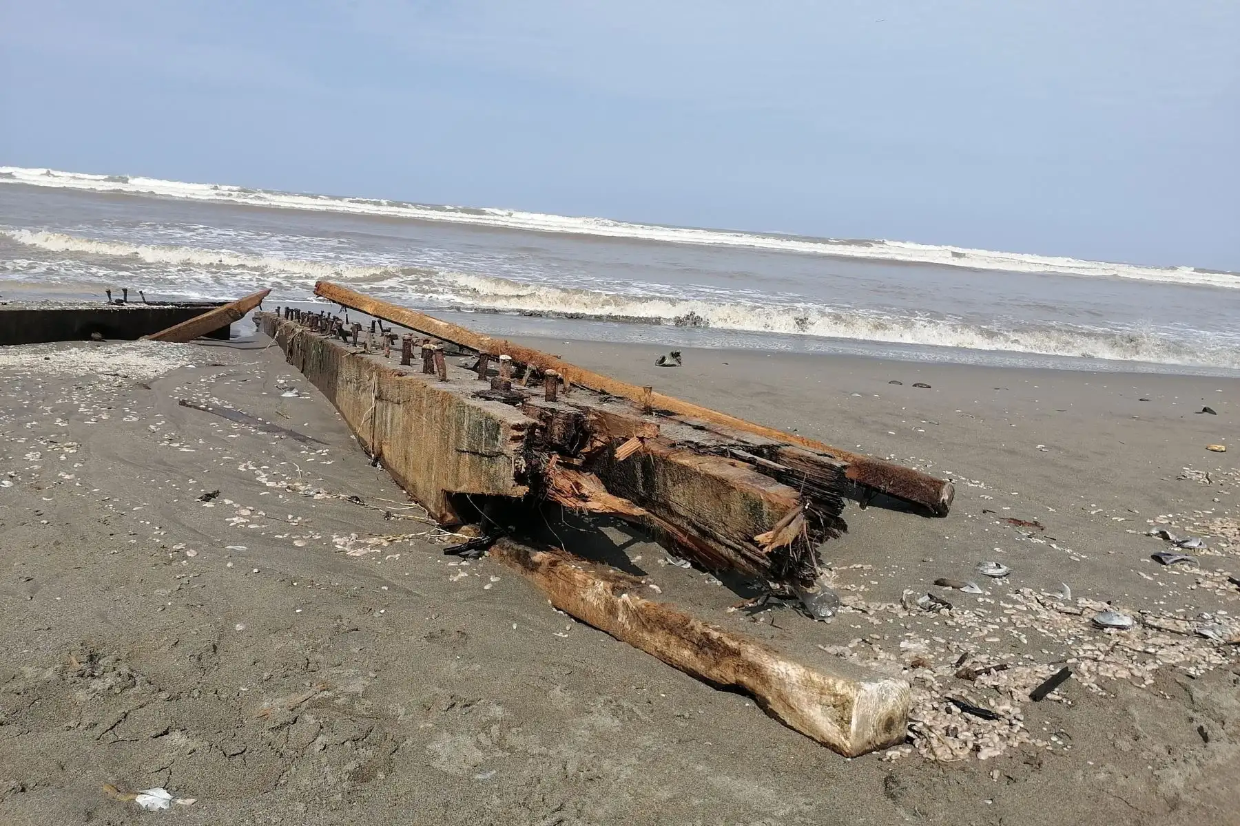 Parte del histórico muelle fiscal, ubicado en ciudad de Pisco, en la región Ica fue destruida por el fuerte oleaje que afecta casi todo el litoral peruano en los últimos días y continuará hasta el domingo 7. Foto: Difusión