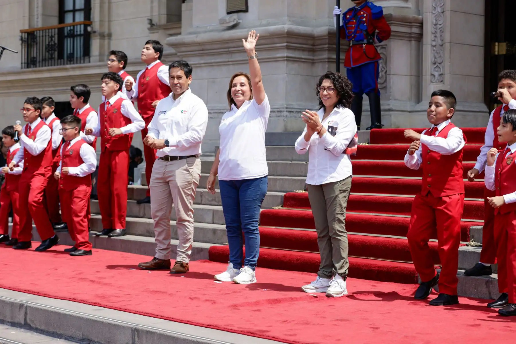 La presidenta Dina Boluarte participó en encuentro con niñas, niños y lideresas de comedores populares, ollas comunes y comités de vaso de leche. Foto: ANDINA/Prensa Presidencia