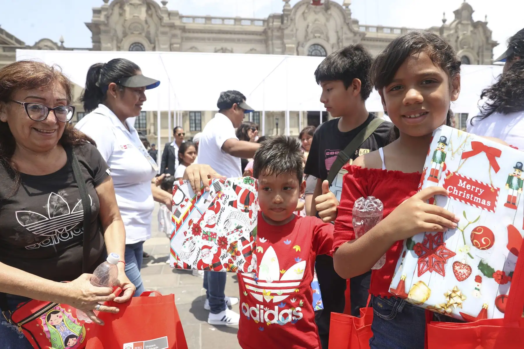 La presidenta Dina Boluarte participó en encuentro con niñas, niños y lideresas de comedores populares, ollas comunes y comités de vaso de leche. Foto: ANDINA/Prensa Presidencia