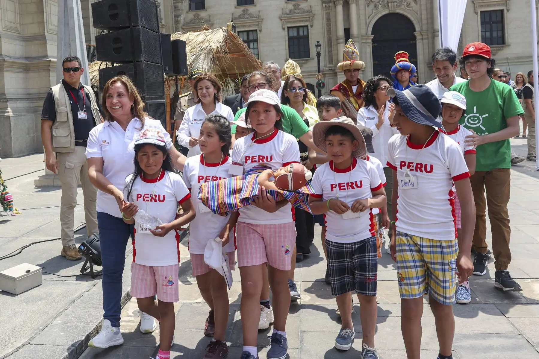 La presidenta Dina Boluarte participó en encuentro con niñas, niños y lideresas de comedores populares, ollas comunes y comités de vaso de leche. Foto: ANDINA/Prensa Presidencia