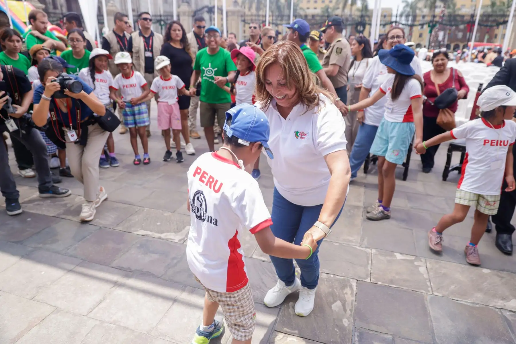 La presidenta Dina Boluarte participó en encuentro con niñas, niños y lideresas de comedores populares, ollas comunes y comités de vaso de leche. Foto: ANDINA/Prensa Presidencia