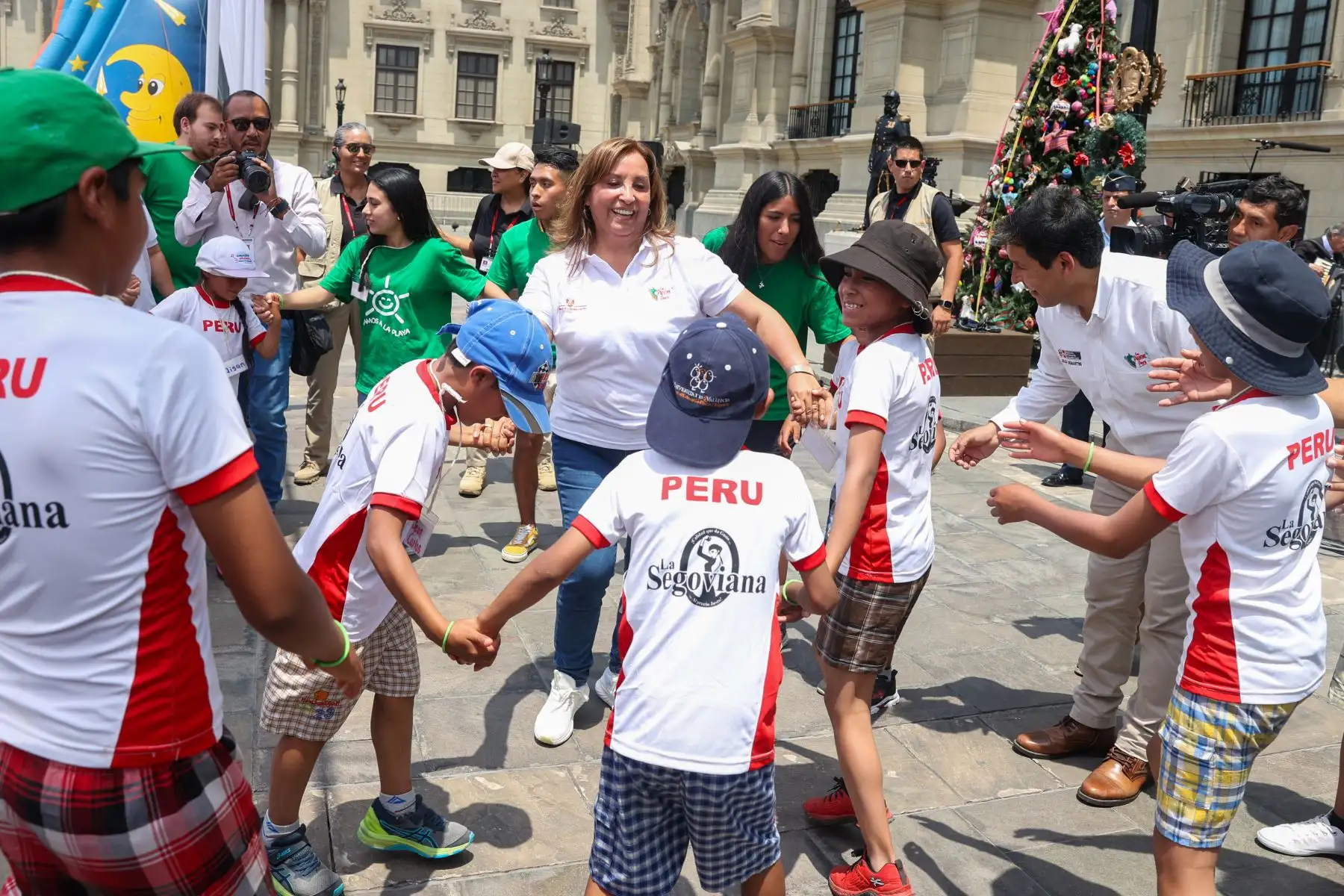 La presidenta Dina Boluarte participó en encuentro con niñas, niños y lideresas de comedores populares, ollas comunes y comités de vaso de leche. Foto: ANDINA/Prensa Presidencia