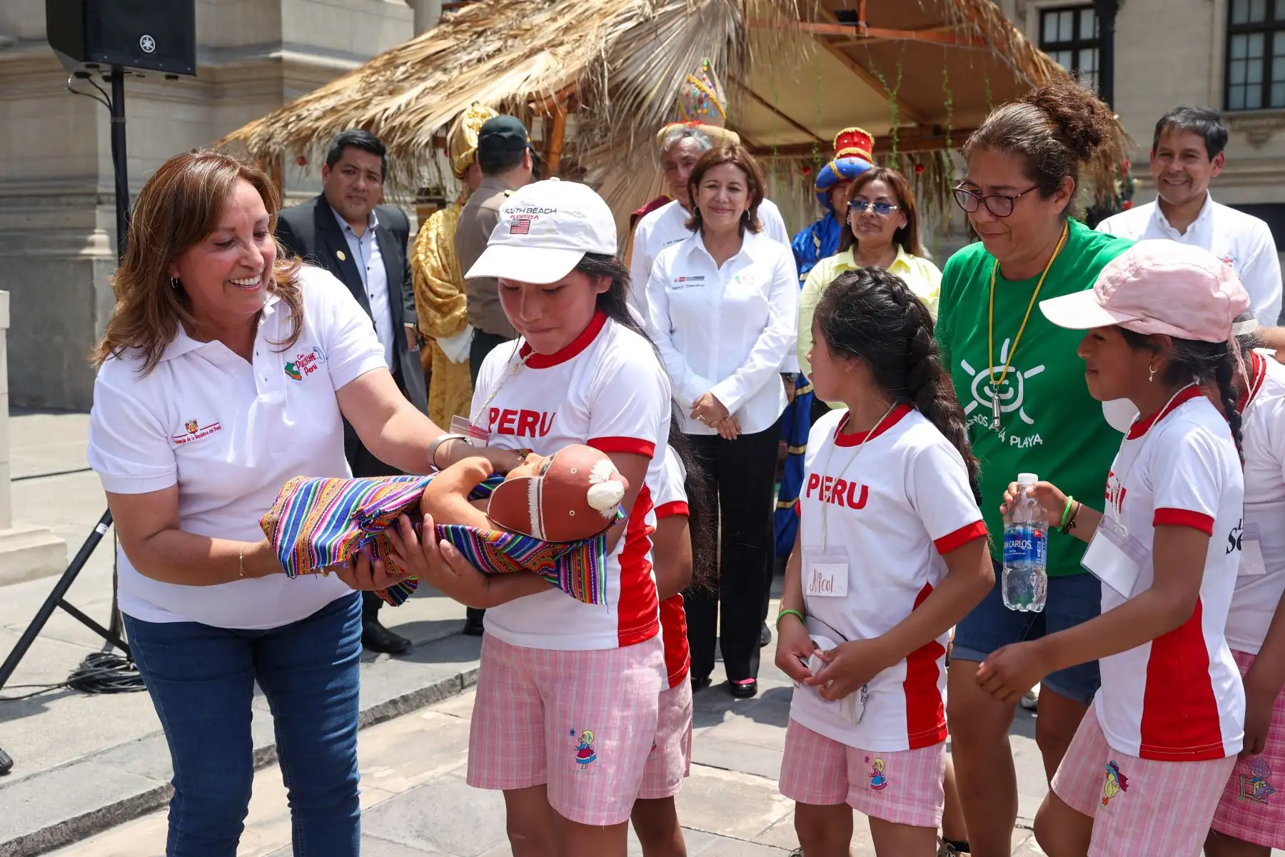 La presidenta Dina Boluarte participó en encuentro con niñas, niños y lideresas de comedores populares, ollas comunes y comités de vaso de leche. Foto: ANDINA/Prensa Presidencia