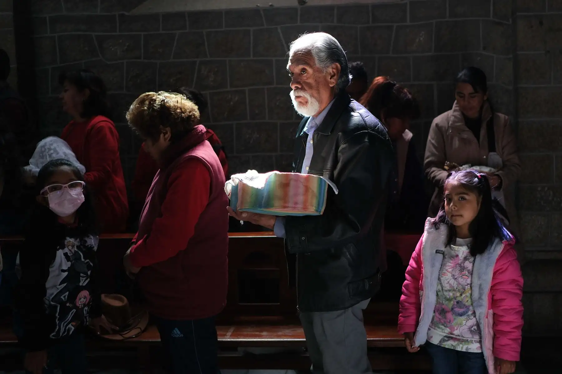 Creyentes católicos asisten a una misa , durante la celebración del Día de los Reyes Magos, en La Paz (Bolivia). Cientos de bolivianos conmemoraron este sábado el Día de los Reyes Magos, entre el cumplimiento de los ritos católicos y las costumbres andinas, que para los creyentes en esas tradiciones son algo importante para tener un buen año. 
Foto: EFE