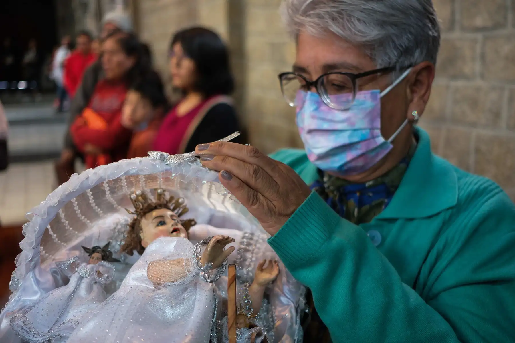 Una mujer sostiene una imagen del Niño Jesús , durante la celebración del Día de los Reyes Magos, en La Paz (Bolivia). Cientos de bolivianos conmemoraron este sábado el Día de los Reyes Magos, entre el cumplimiento de los ritos católicos y las costumbres andinas, que para los creyentes en esas tradiciones son algo importante para tener un buen año. 
Foto: EFE