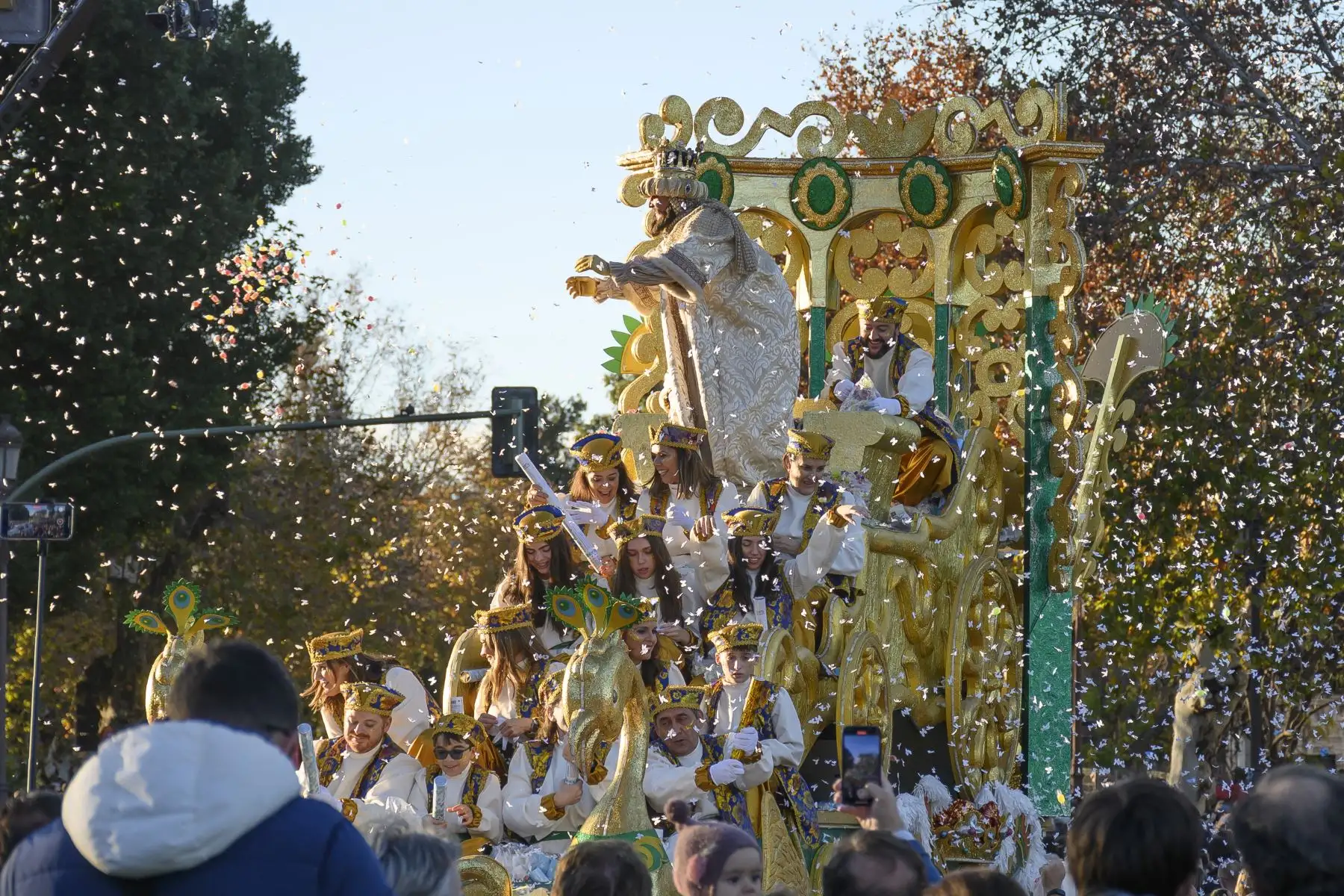 La cabalgata de los Reyes Magos recorre las calles de Sevilla.
Foto: EFE
