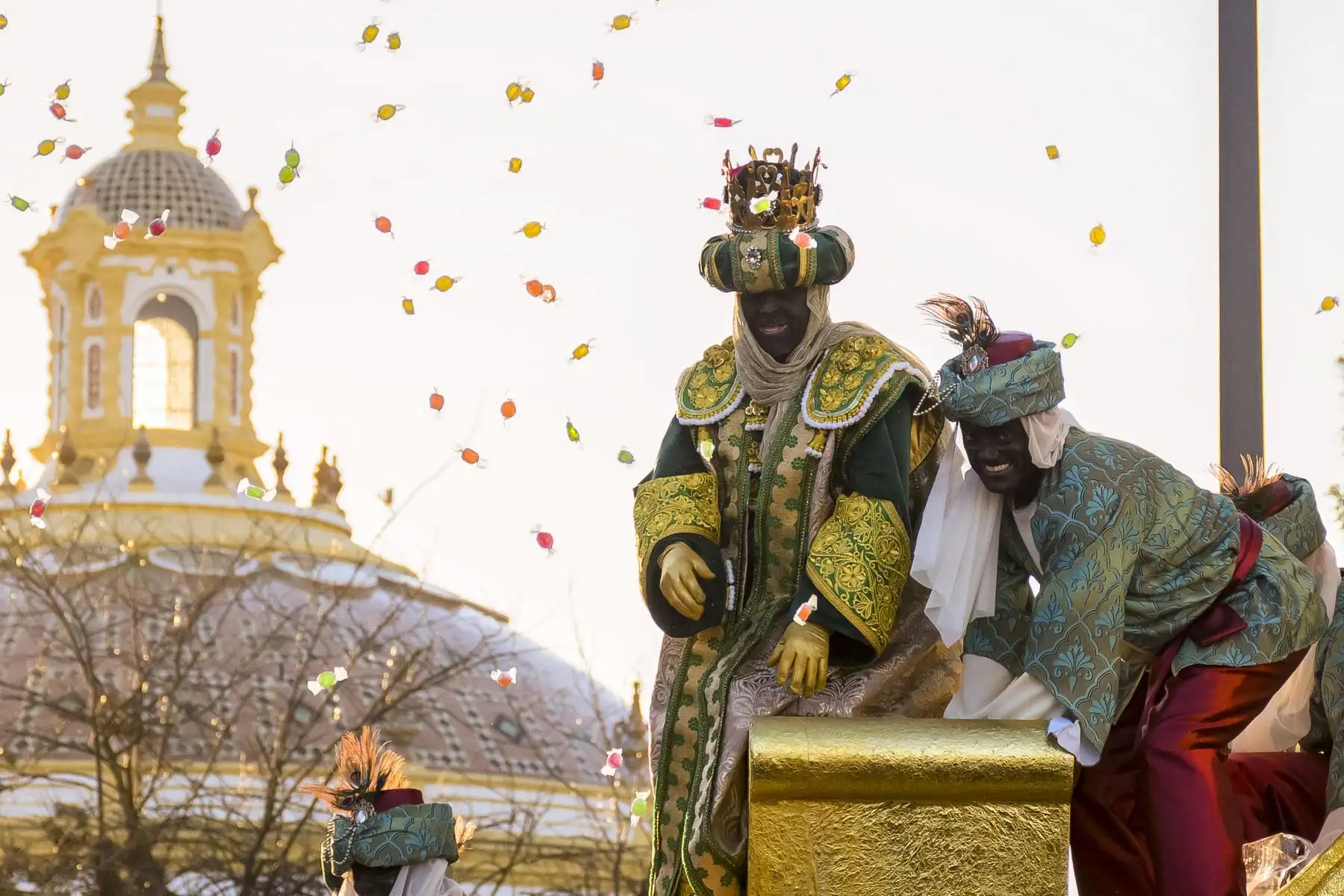 El Rey Baltasar lanza caramelos a los niños en la cabalgata de los Reyes Magos este viernes en Sevilla. Foto: EFE