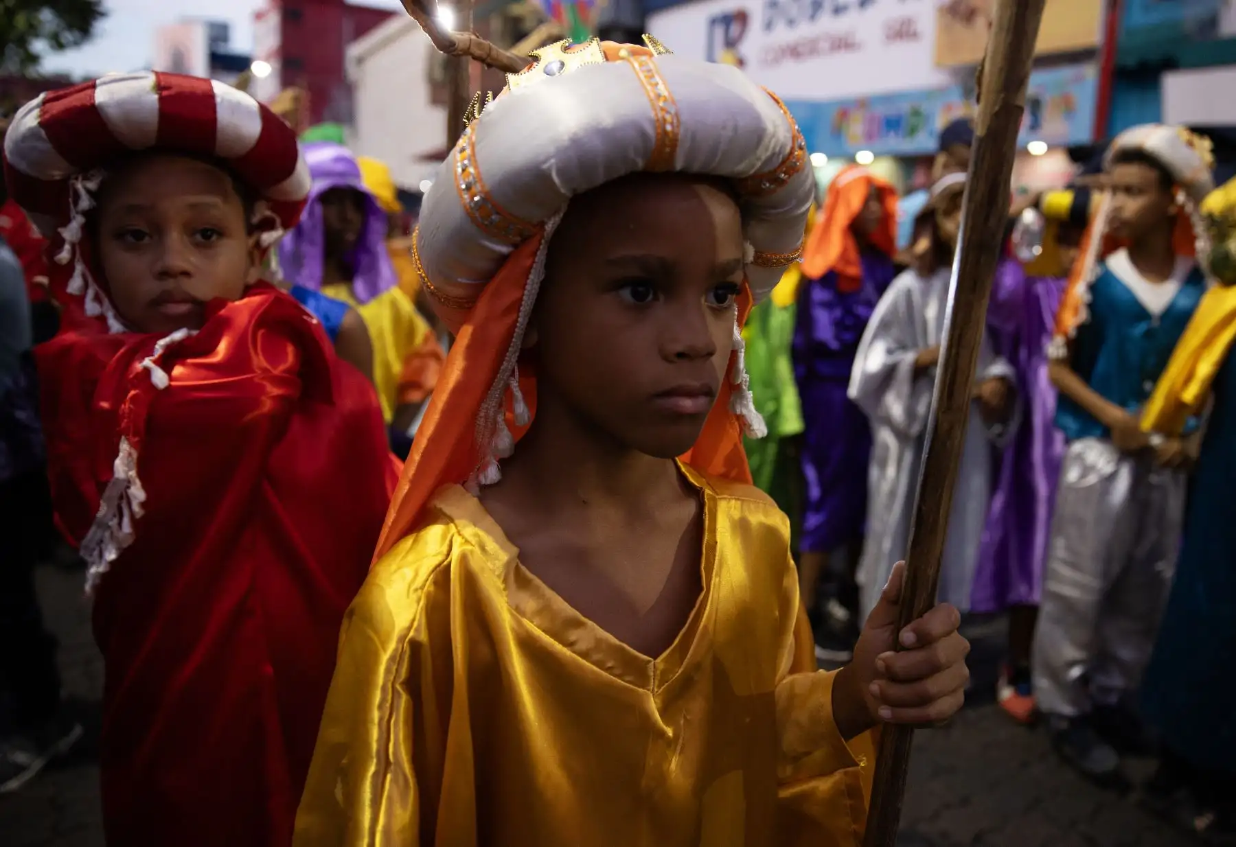 Niños participan  en la tradicional cabalgata de los Reyes Magos, en Santo Domingo (República Dominicana). La actividad, organizada por el Cuerpo de Bomberos del Distrito Nacional en colaboración con la Alcaldía, recorrió diversas calles de la Zona Colonial ante la alegría de los presentes. 
Foto: EFE