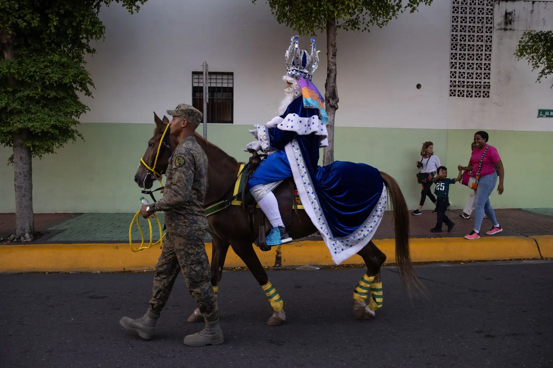 Personas participan en la tradicional cabalgata de los Reyes Magos, en Santo Domingo (República Dominicana). La actividad, organizada por el Cuerpo de Bomberos del Distrito Nacional en colaboración con la Alcaldía, recorrió diversas calles de la Zona Colonial ante la alegría de los presentes. 
Foto: EFE