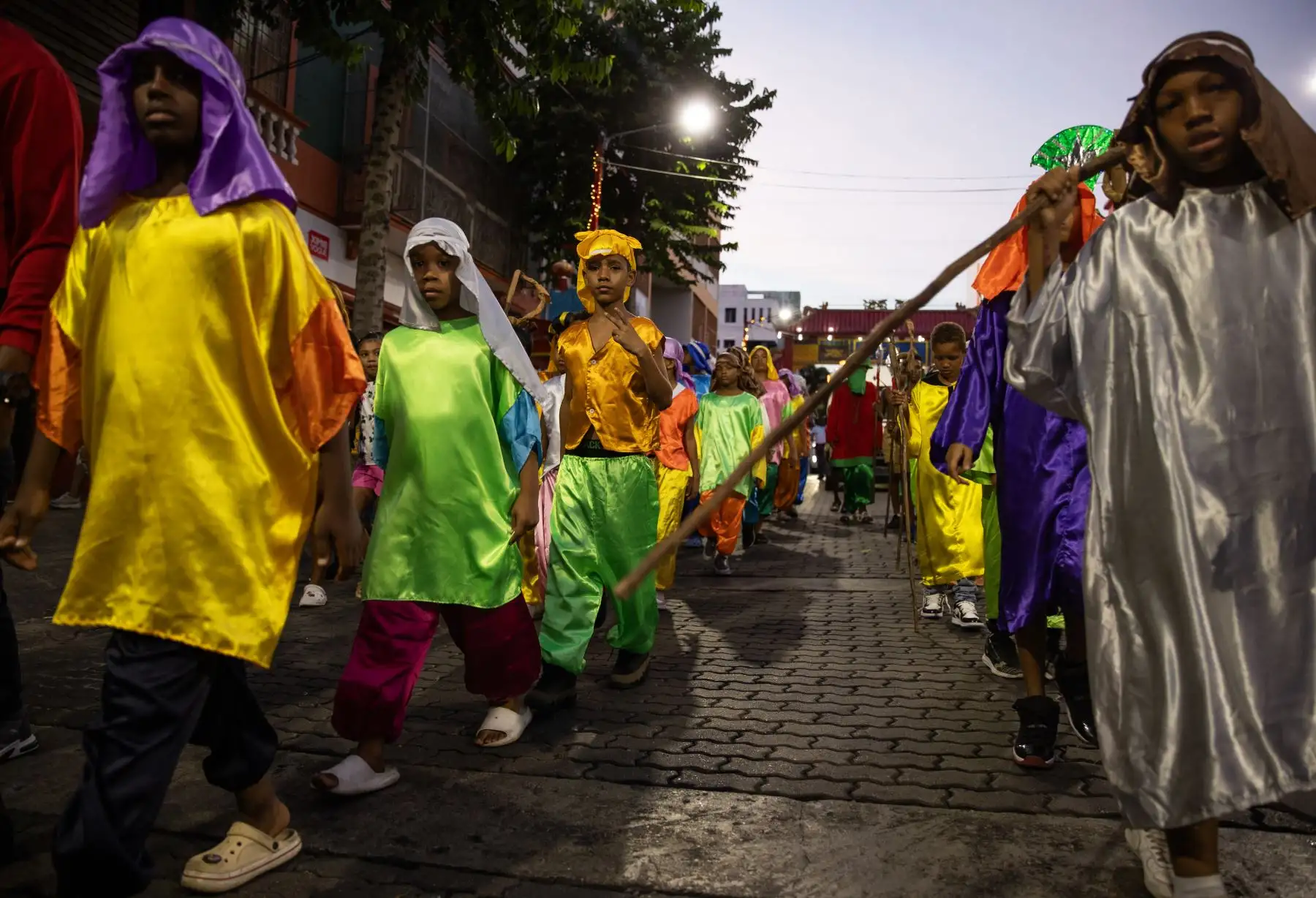 Niños participan hoy en la tradicional cabalgata de los Reyes Magos, en Santo Domingo (República Dominicana). La actividad, organizada por el Cuerpo de Bomberos del Distrito Nacional en colaboración con la Alcaldía, recorrió diversas calles de la Zona Colonial ante la alegría de los presentes. 
Foto: EFE