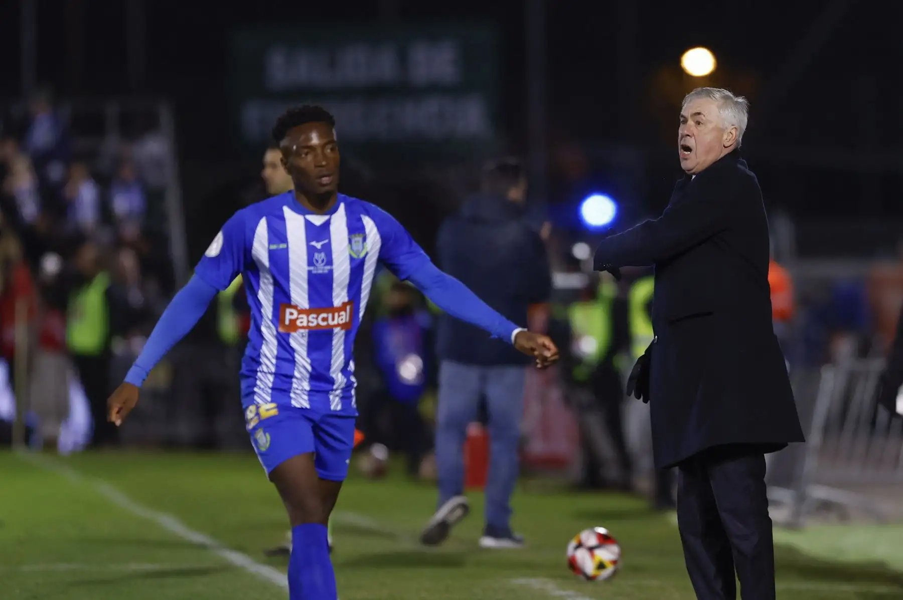 El técnico del Real Madrid Carlo Ancelotti  durante el partido de dieciseisavos de final de la Copa del Rey que Arandina y Real Madrid disputan hoy, en el estadio El Montecillo, en Aranda de Duero. 
Foto: EFE