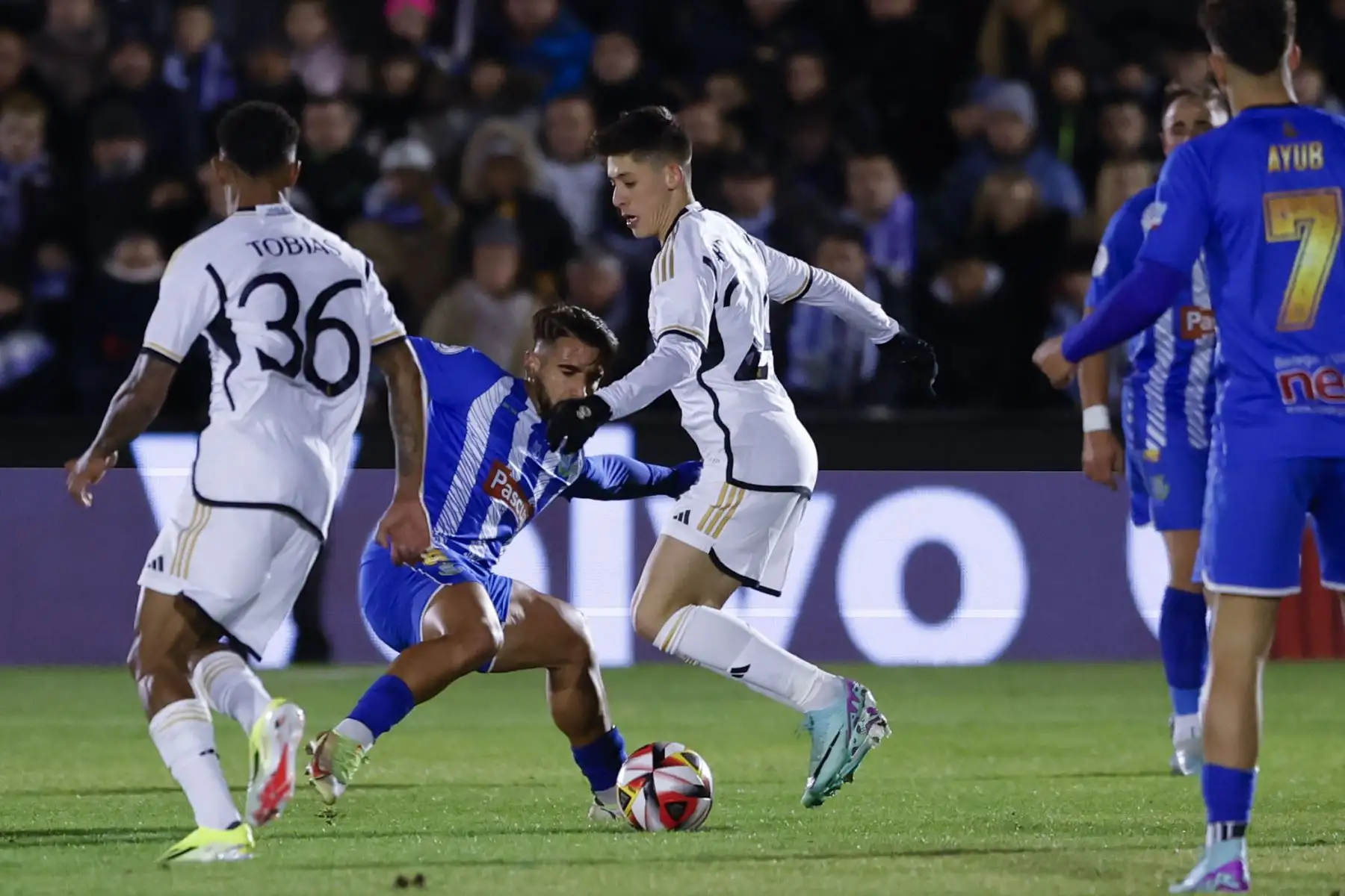 El centrocampista turco Arda Güler del Real Madrid disputa un balón ante Víctor Manuel Bravo del Arandina durante el partido de dieciseisavos de final de la Copa del Rey que Arandina y Real Madrid disputan hoy  en el estadio El Montecillo, en Aranda de Duero. 
Foto: EFE