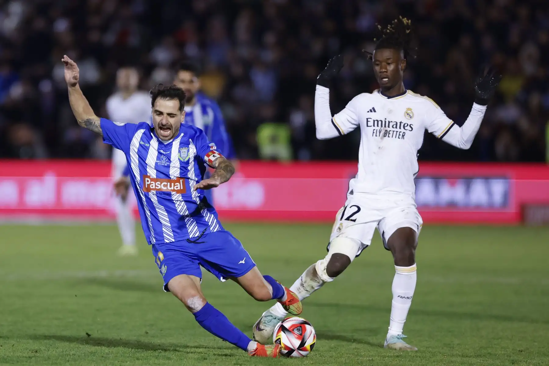 El francés Eduardo Camavinga  del Real Madrid, lucha con Zazu, de la Arandina, durante el partido de dieciseisavos de final de la Copa del Rey que Arandina y Real Madrid disputan hoy en el estadio El Montecillo, en Aranda de Duero. 
Foto: EFE