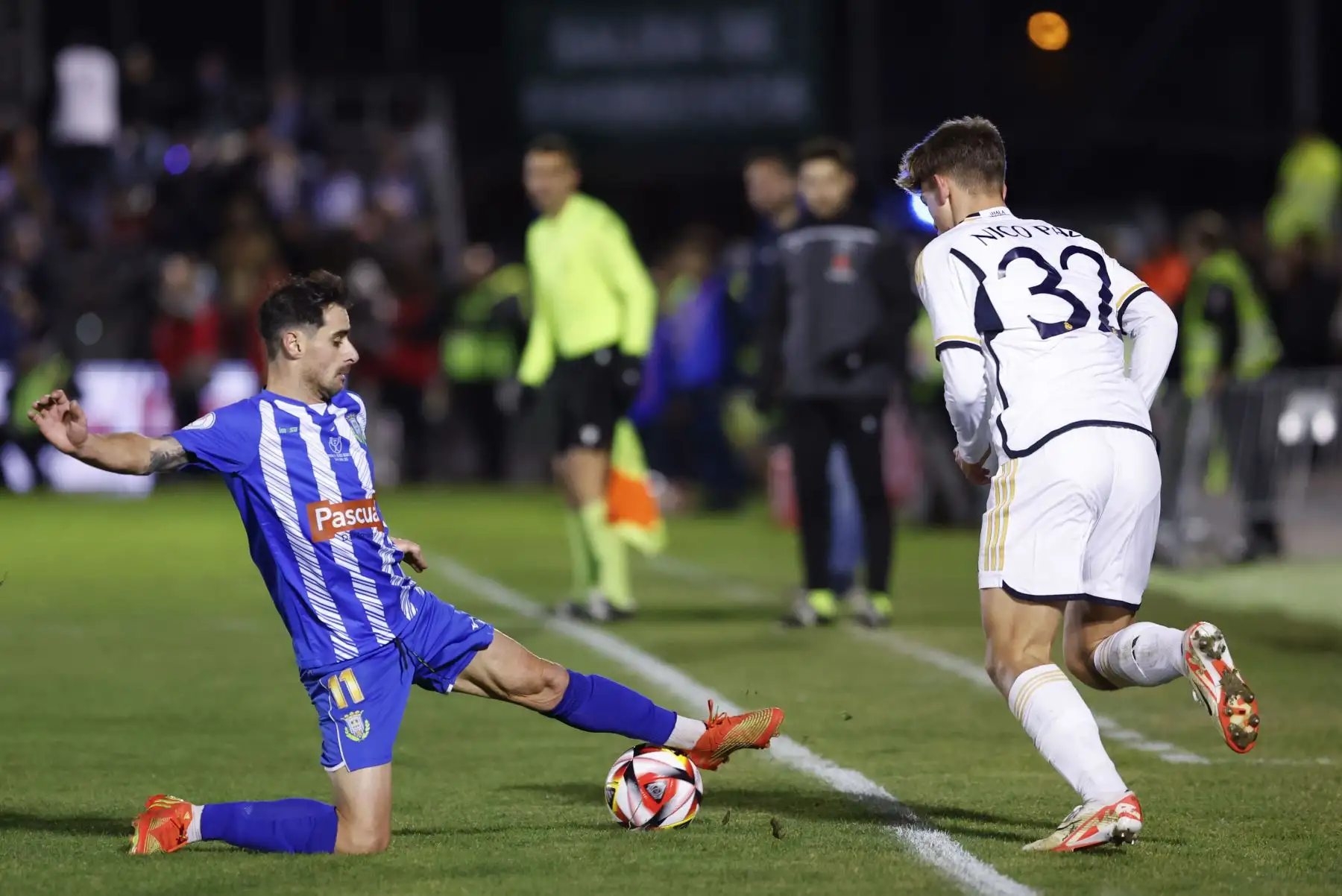 El defensa del Real Madrid Nicolás Paz  lucha con Zazu Alonso, de la Arandina, durante el partido de dieciseisavos de final de la Copa del Rey que Arandina y Real Madrid disputan hoy en el estadio El Montecillo, en Aranda de Duero. 
Foto: EFE