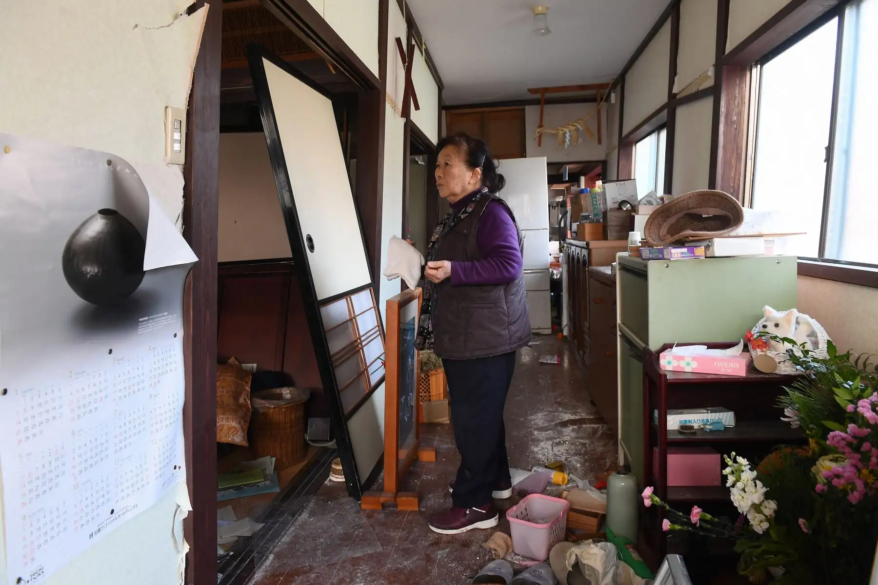 Una residente comprueba los daños sufridos en su casa en Wajima, prefectura de Ishikawa,  después de que un gran terremoto de magnitud 7,5 sacudiera la región de Noto el día de Año Nuevo. 
Foto: AFP