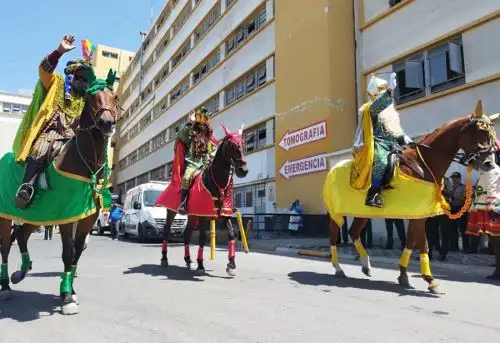 Más de 40 niños del hospital Honorio Delgado Espinoza de Arequipa recibieron a los tradicionales reyes magos que son caracterizados por efectivos policiales de la Unidad de Servicios Especiales (USE), hoy 6 de enero, con motivo de la tradicional "Bajada de reyes".